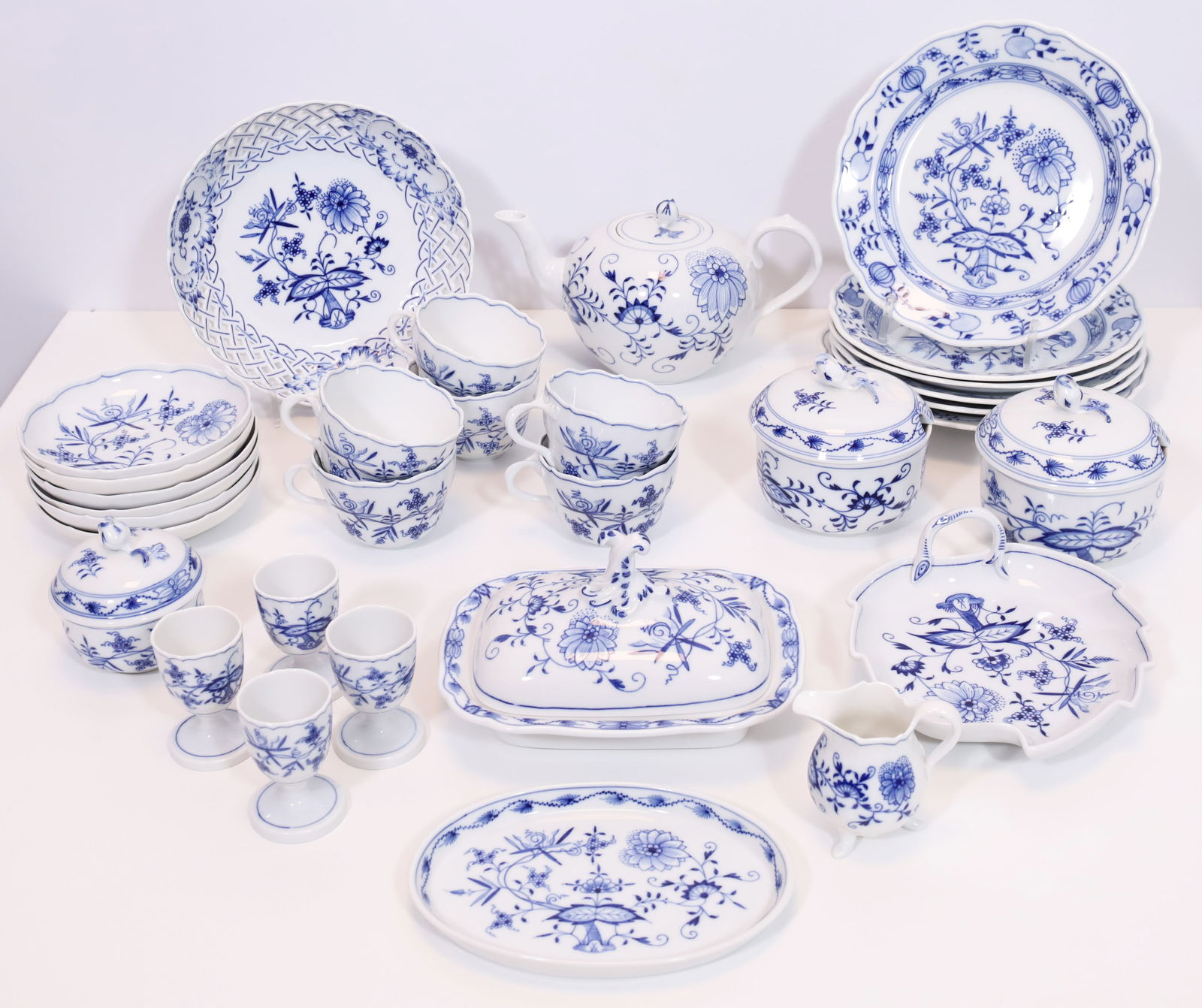 MEISSEN. Coffee service. Onion pattern. 31 pieces. 1st/2nd/3rd choice. (1 of 10)