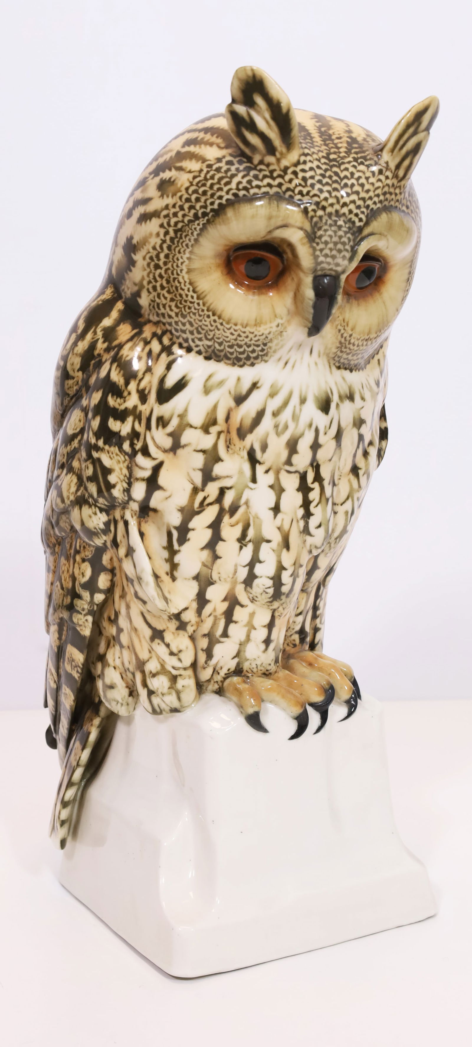 Great owl. Approx. 38 cm high. DRESSEL, KISTER & CO. E. BÖHM-HELMA. (1 of 10)