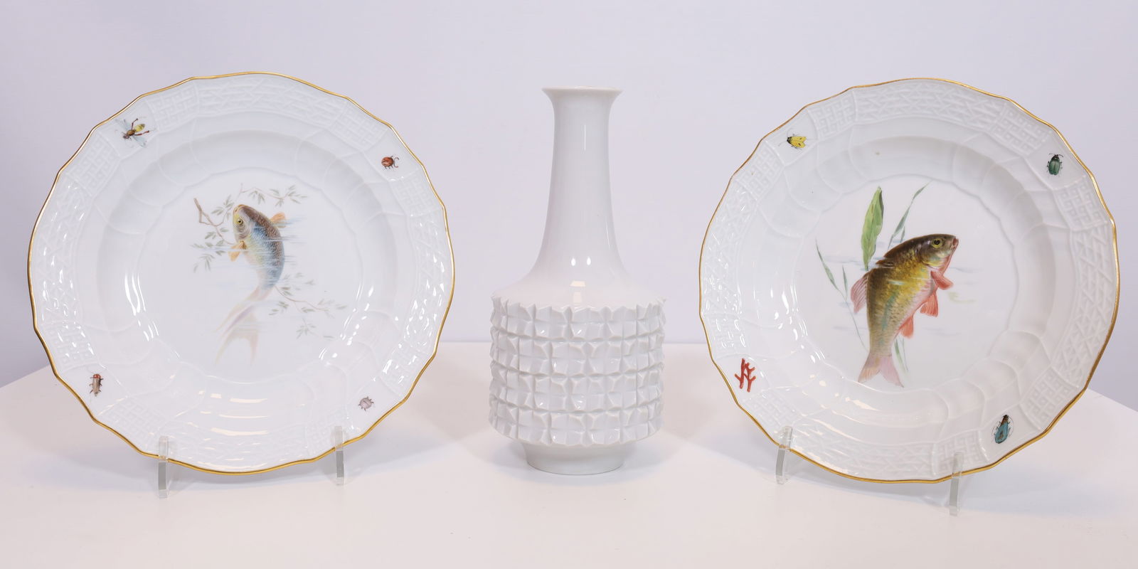MEISSEN. 3 pieces. 2 fish plates. 1 vase. First choice. (1 of 10)