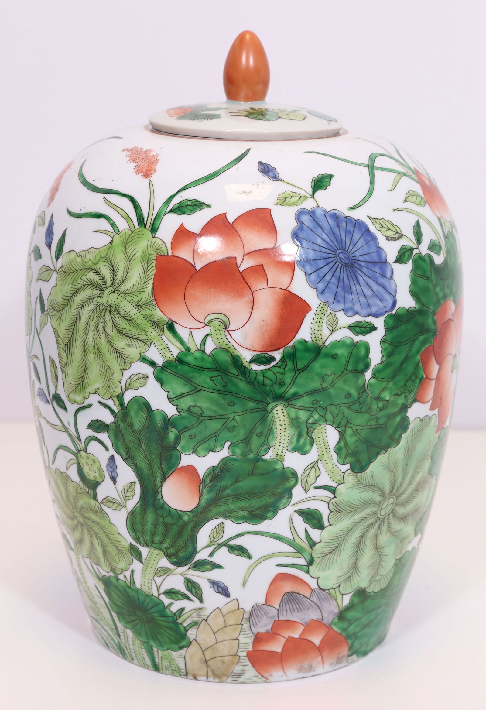 Lidded vessel / ginger pot with water lily decoration. Qianlong period. China. Around 1950. (1 of 9)