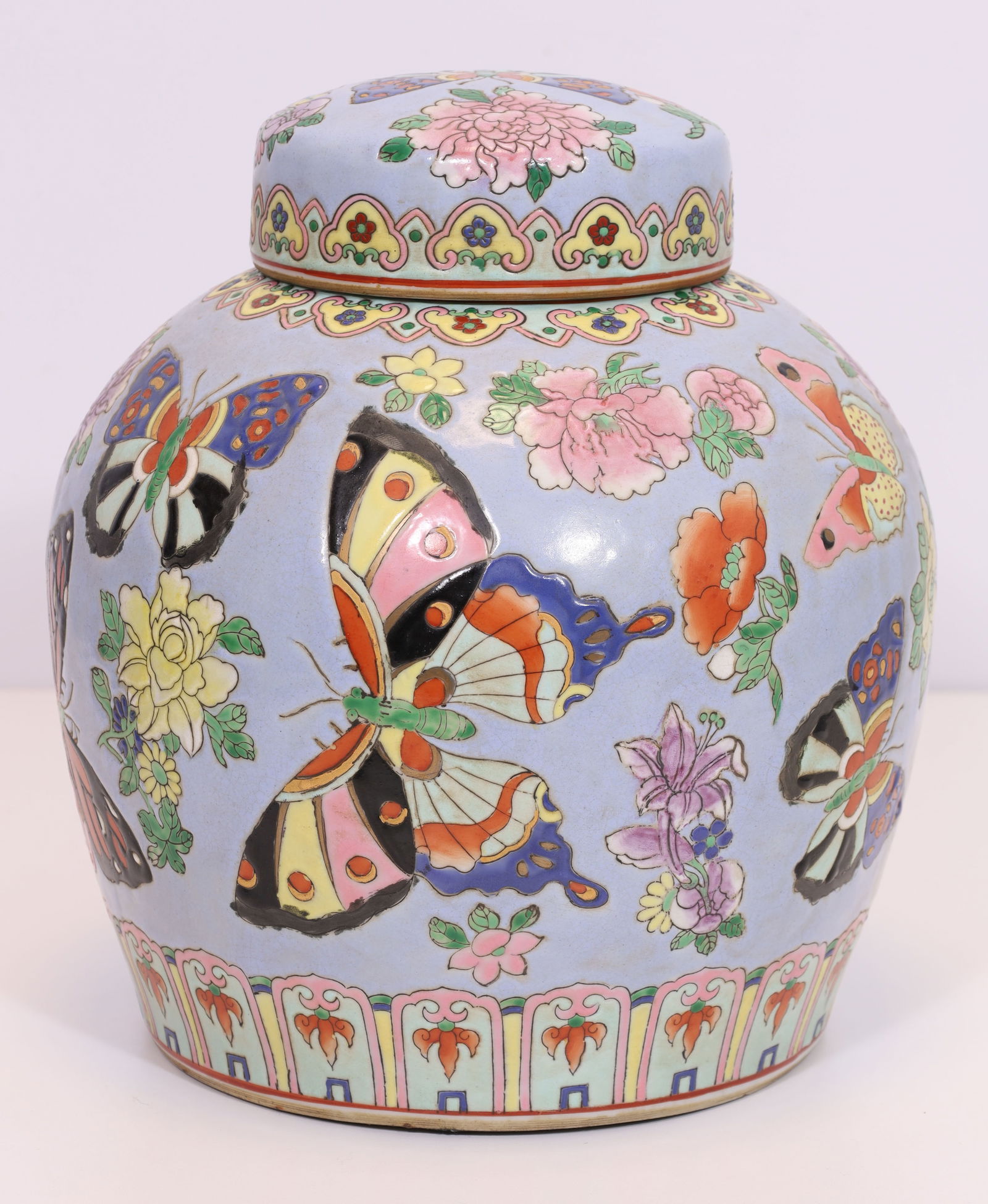 Lidded vessel / ginger pot. Qianlong period. China. Around 1950. (1 of 9)