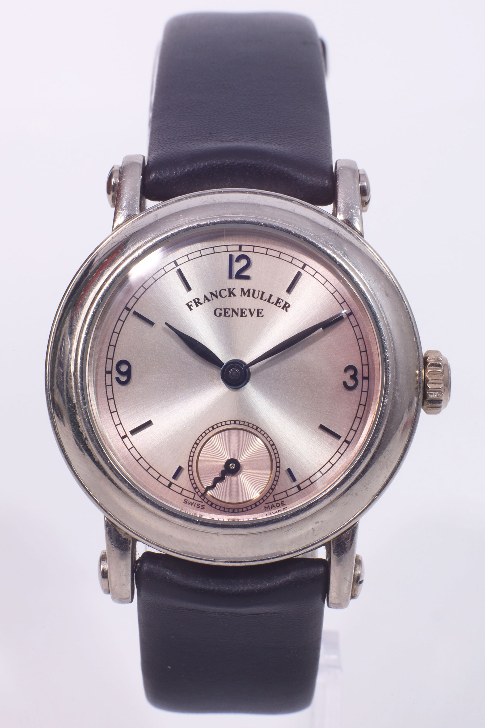 FRANK MULLER. Round Classic. 750 white gold. Ladies' wristwatch. Switzerland.: Approx. 31 mm case diameter without crown. Ref. 2800S6MM. Automatic. Movement runs. Round white gold case with salmon-coloured dial and blued hands. Small seconds with blued, wavy hand. Applied, blued