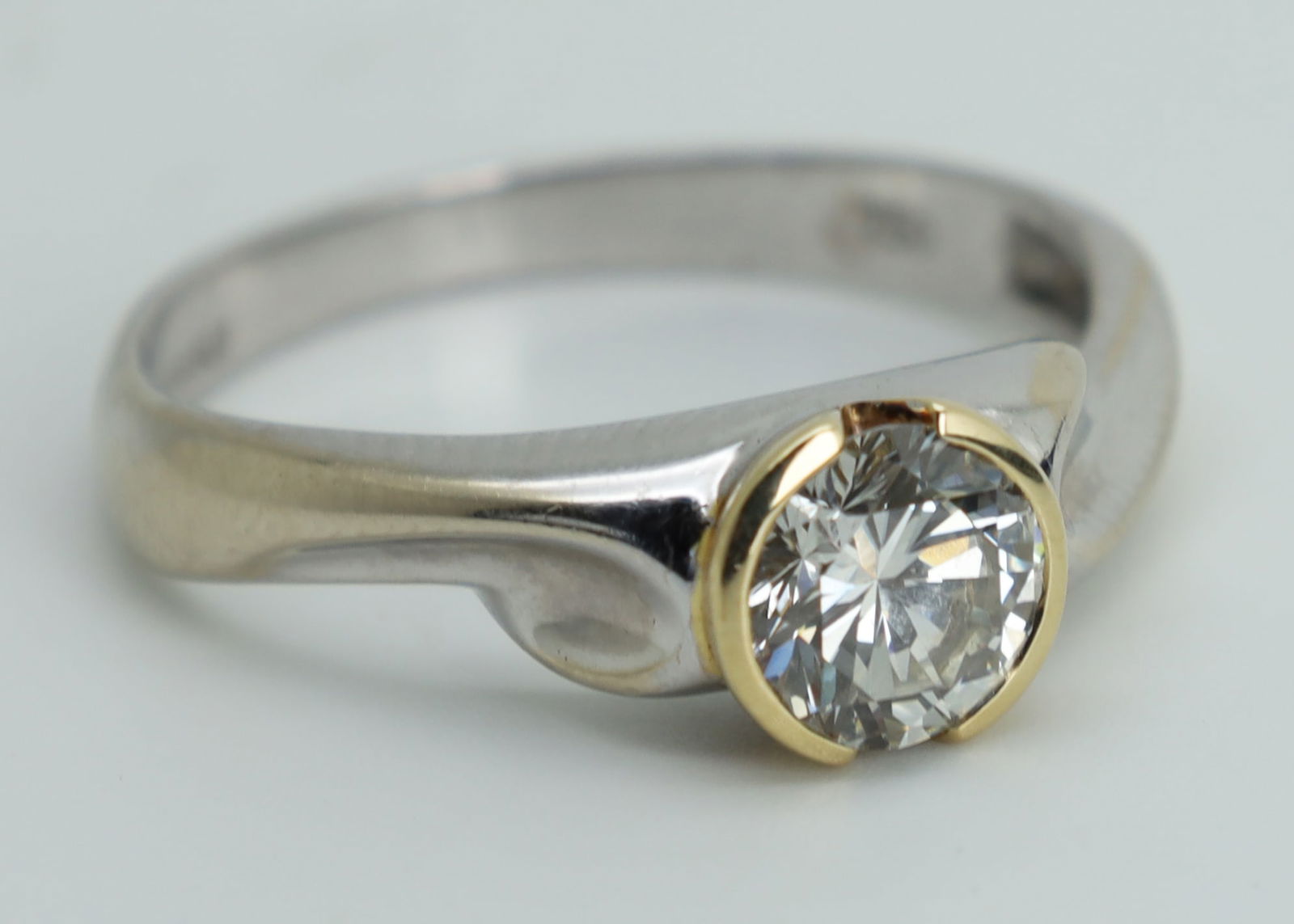 Solitaire ring. 750 white gold and yellow gold with a diamond of approximately 1.00 ct. (1 of 7)