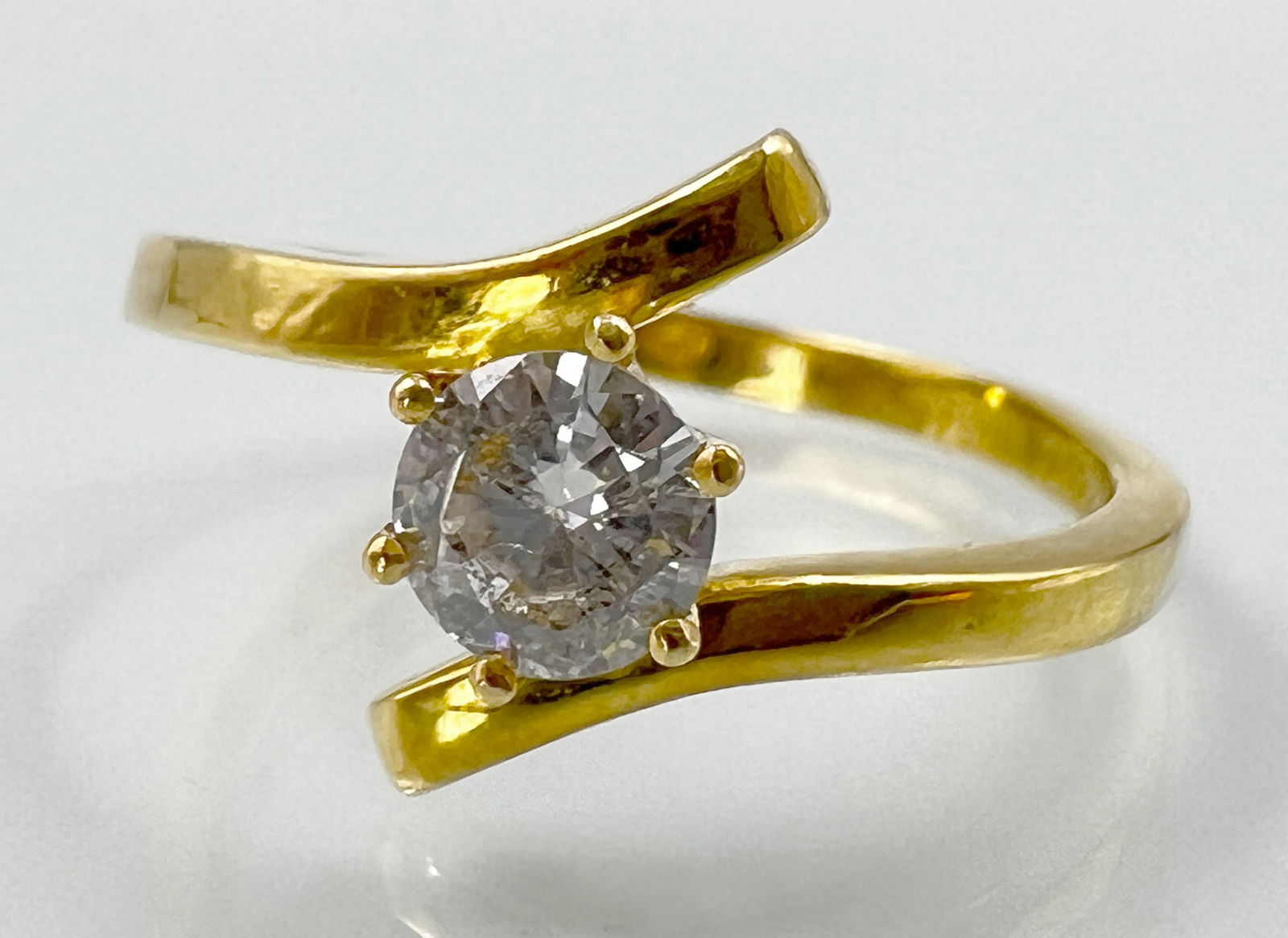Solitaire ring. 750 yellow gold with a brilliant-cut diamond of approx. 0.60 ct. (1 of 7)