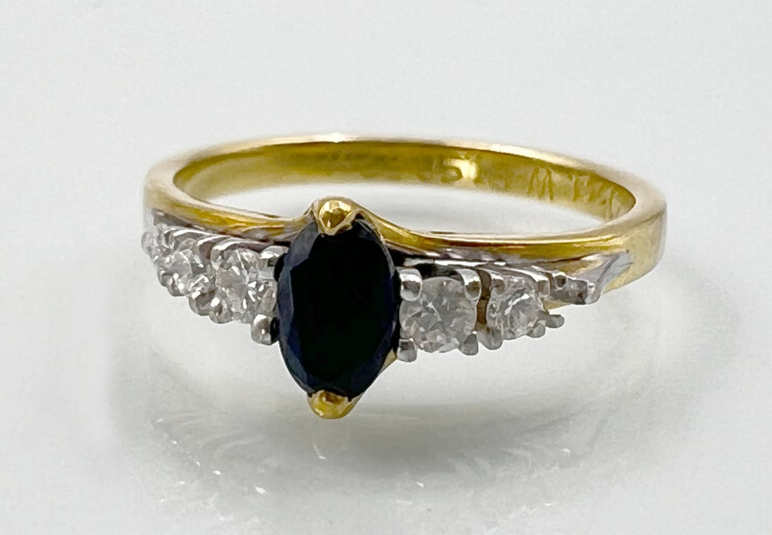 Women's ring. 750 yellow gold and white gold with a sapphire and 5 small diamonds. (1 of 12)