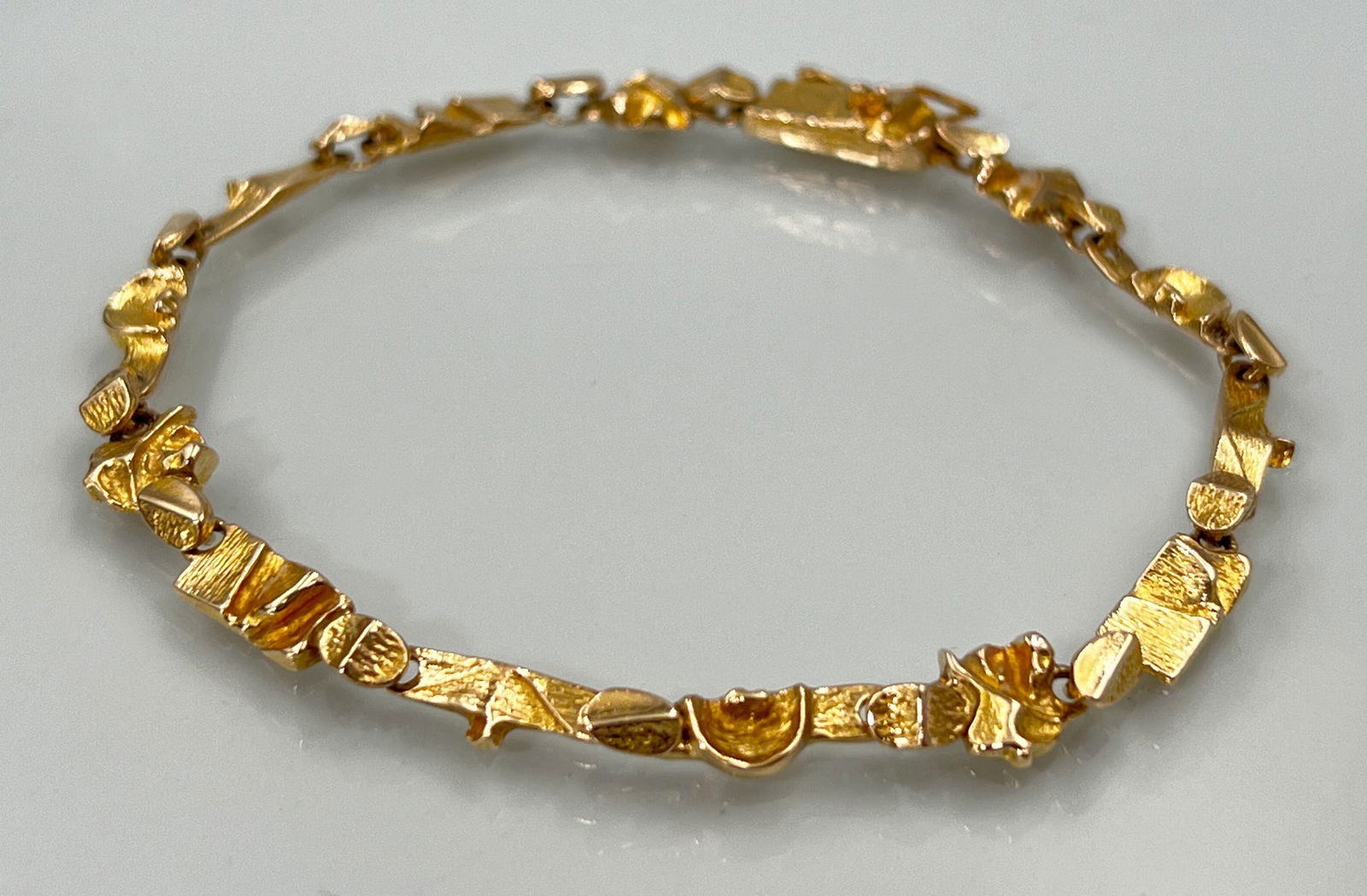 LAPPONIA bracelet. ‘Tenochtitlan’. Björn Weckström (1935). 585 yellow gold. (1 of 6)