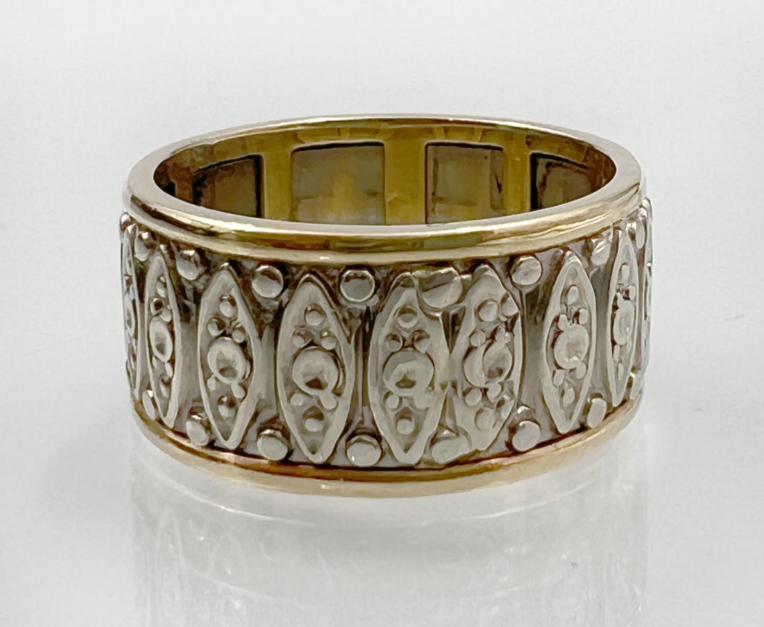 Women's ring. 585 yellow gold and white gold. Vintage.: Approx. 6.9 grams. Ring size: 53. Two-tone ring in a retro pattern. Yellow gold ring band with cut-outs. White gold band with relief on the outside. Gold tested. Condition as shown in photos. Category