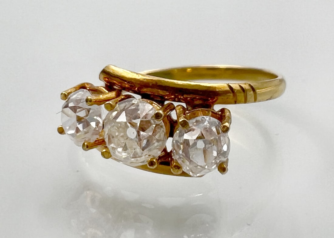 Women's ring. 750 yellow gold with diamond setting.: Total weight approx. 1.9 grams. Ring size: 53. Curved ring band set with 3 old-cut diamonds totalling approx. 0.60-0.65 ct. in high colour and medium clarity. Partially tarnished. Hallmarked: fineness