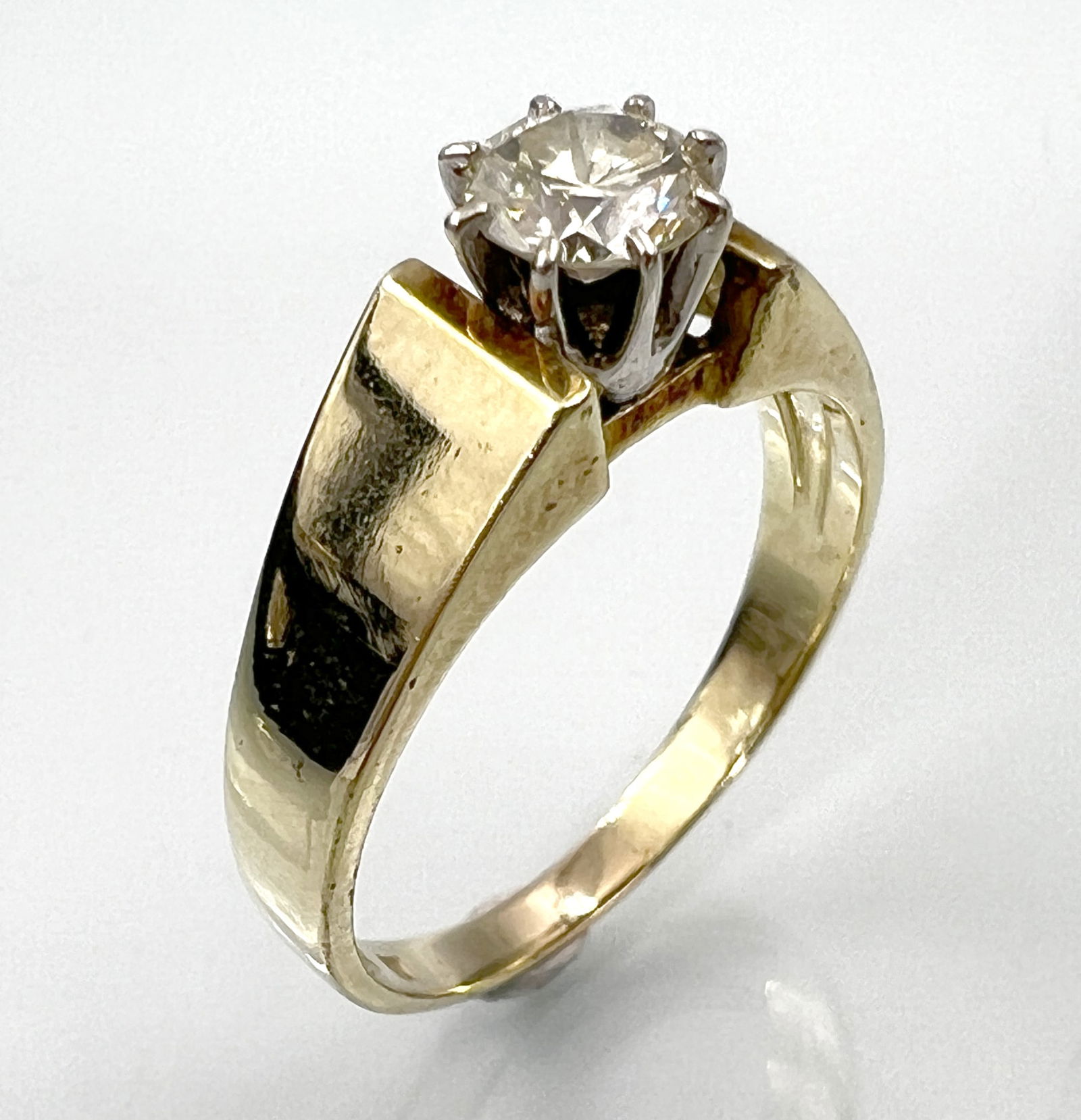 Solitaire ring. 585 yellow gold with a brilliant-cut diamond of approx. 0.60 ct. (1 of 13)