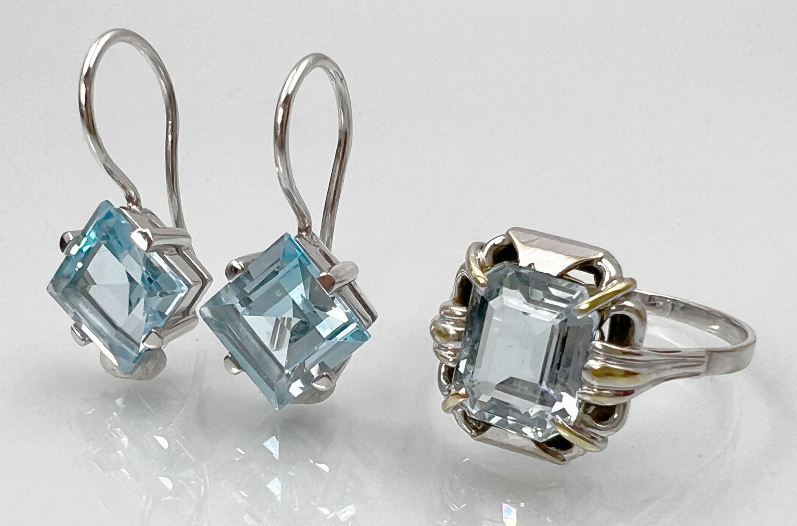 Jewellery set: ladies' ring and pair of drop earrings. 585 white gold with aquamarines.: Total weight approx. 6.1 grams. Consisting of: 1 ladies' ring. Ring size: 59. Aquamarine approx. 9 mm x 8 mm x 4 mm. 1 pair of drop earrings. Each approx. 22 mm long. Each with an aquamarine approx. 8