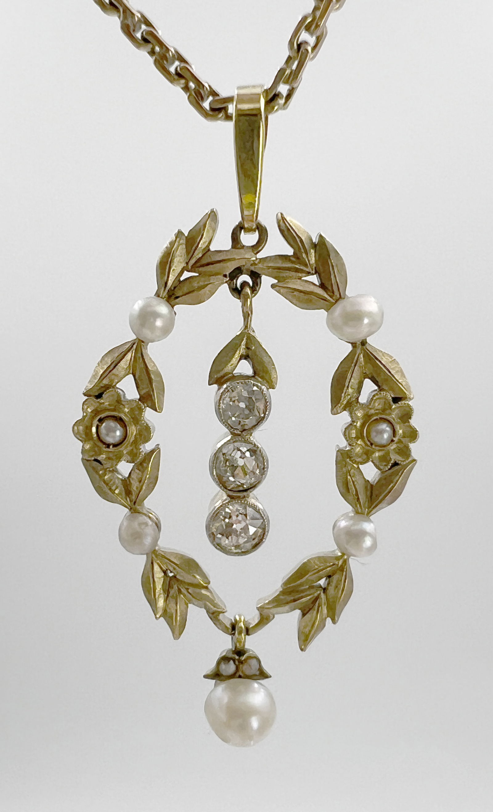 TENDOR. Pendant with chain. 585 yellow gold with diamonds.: Approx. 11.9 grams total weight. Pendant: approx. 33 mm x 22 mm. Openwork design. Decorated with small pearls. In the centre, a movable element with 3 small diamonds totalling approx. 0.17-0.20 ct. in