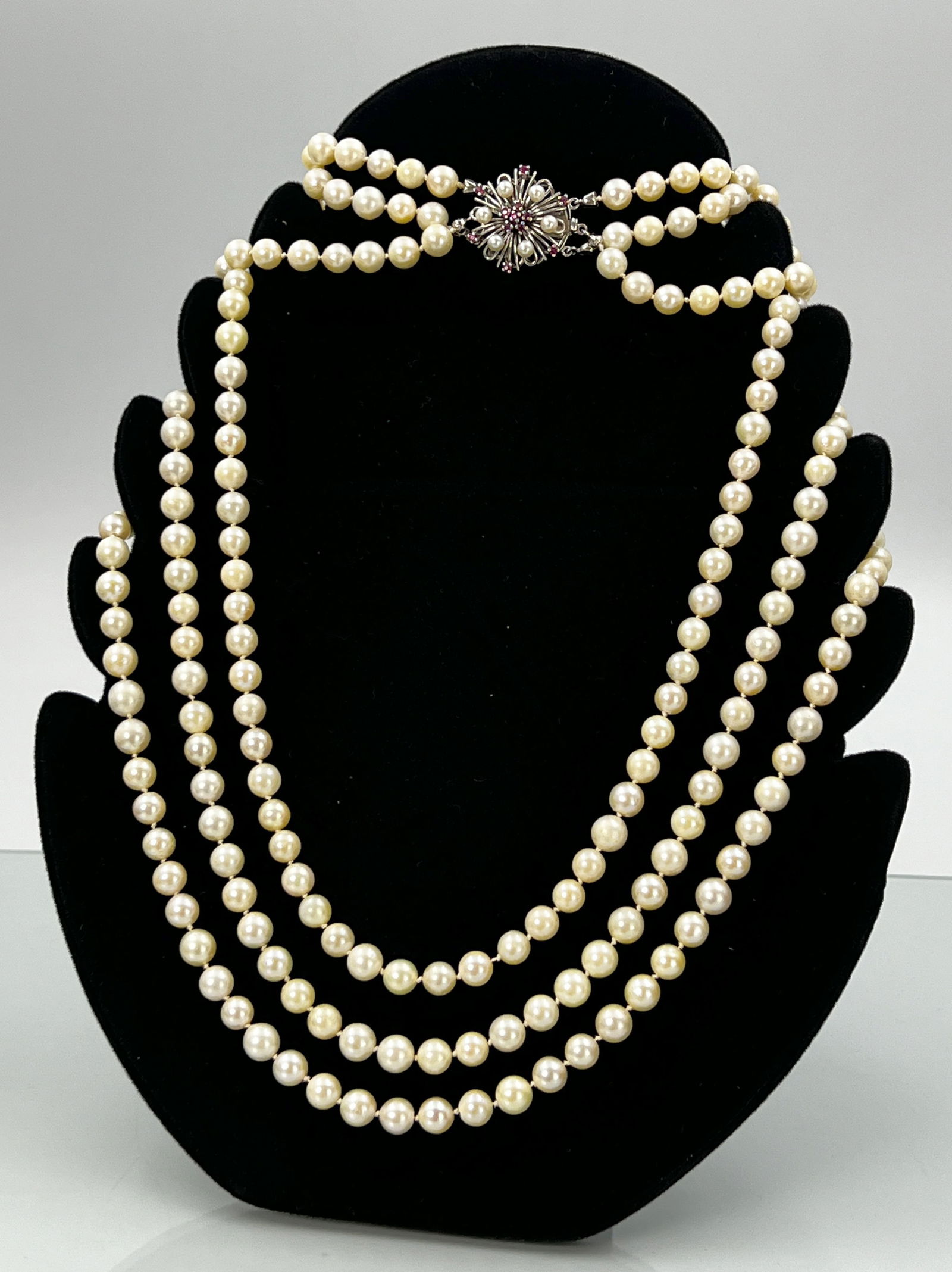 3-row pearl necklace. Clasp in 585 white gold with pearls and rubies. (1 of 8)