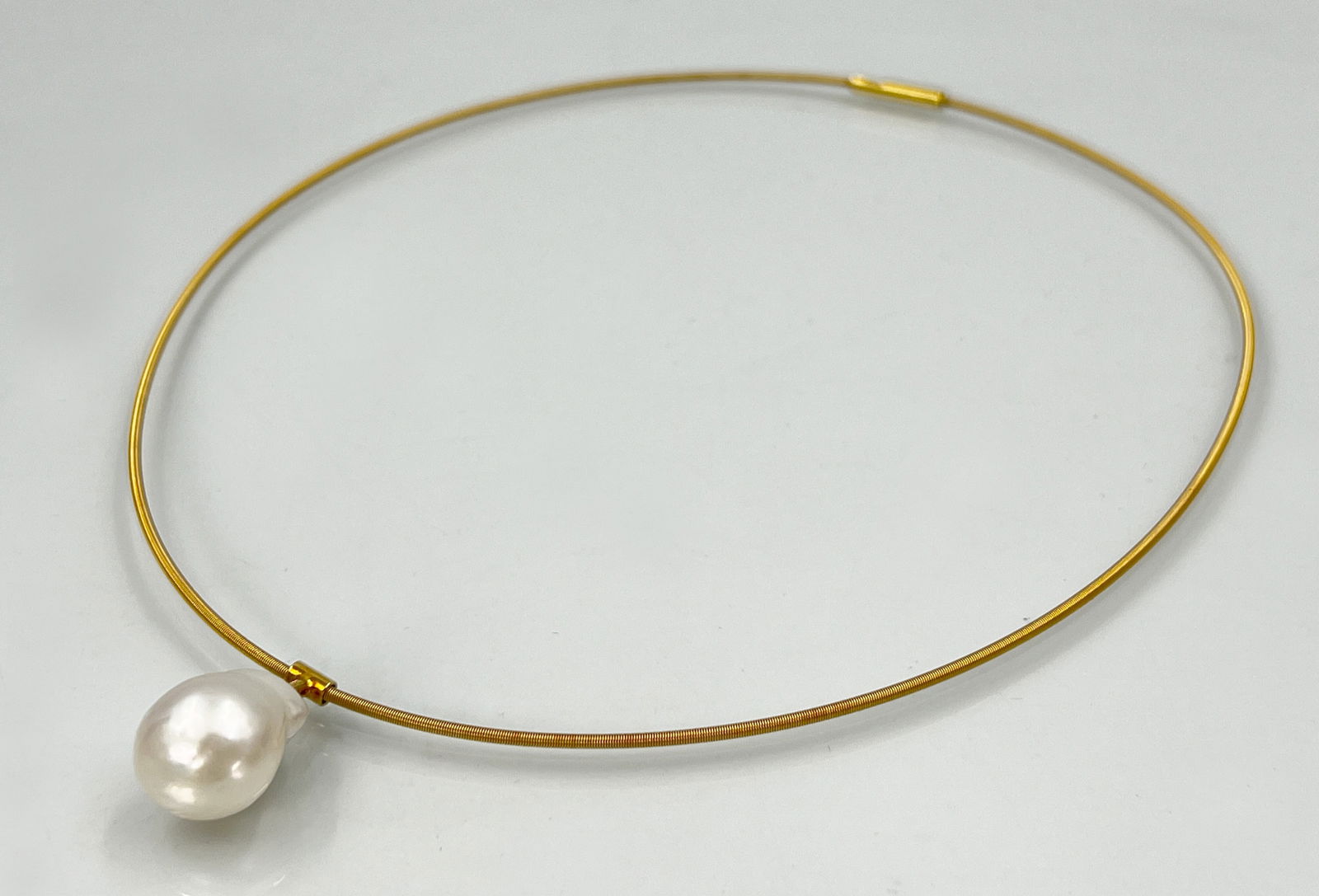 NIESSING. Necklace. 750 yellow gold with a large South Sea pearl. Handcrafted.: Total weight approx. 9.3 grams. Snake necklace approx. 46 cm long when open. South Sea pearl approx. 18 mm x 1 mm. Movable eyelet. Hallmarked: manufacturer/fineness. Certificate from 1993 included. In