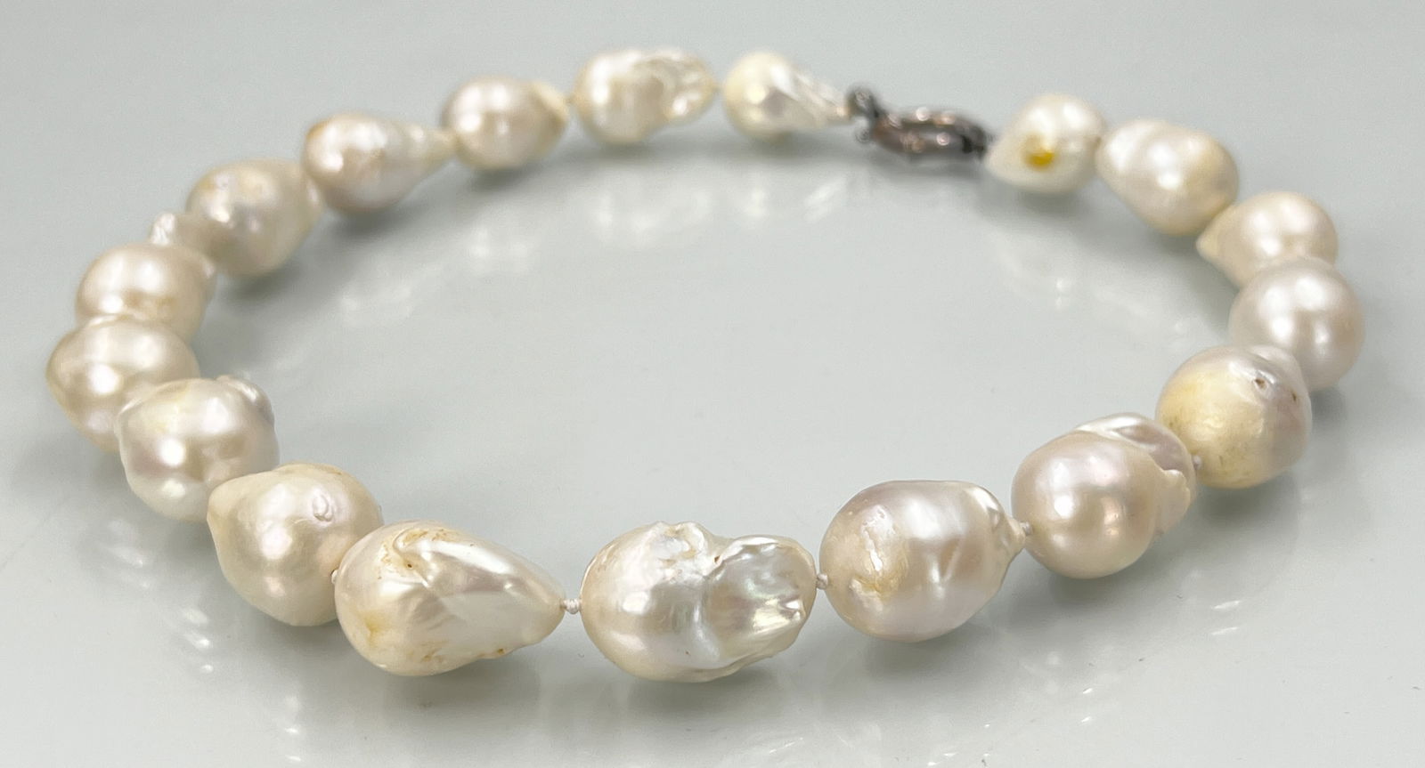 Necklace with large pearls. (1 of 7)