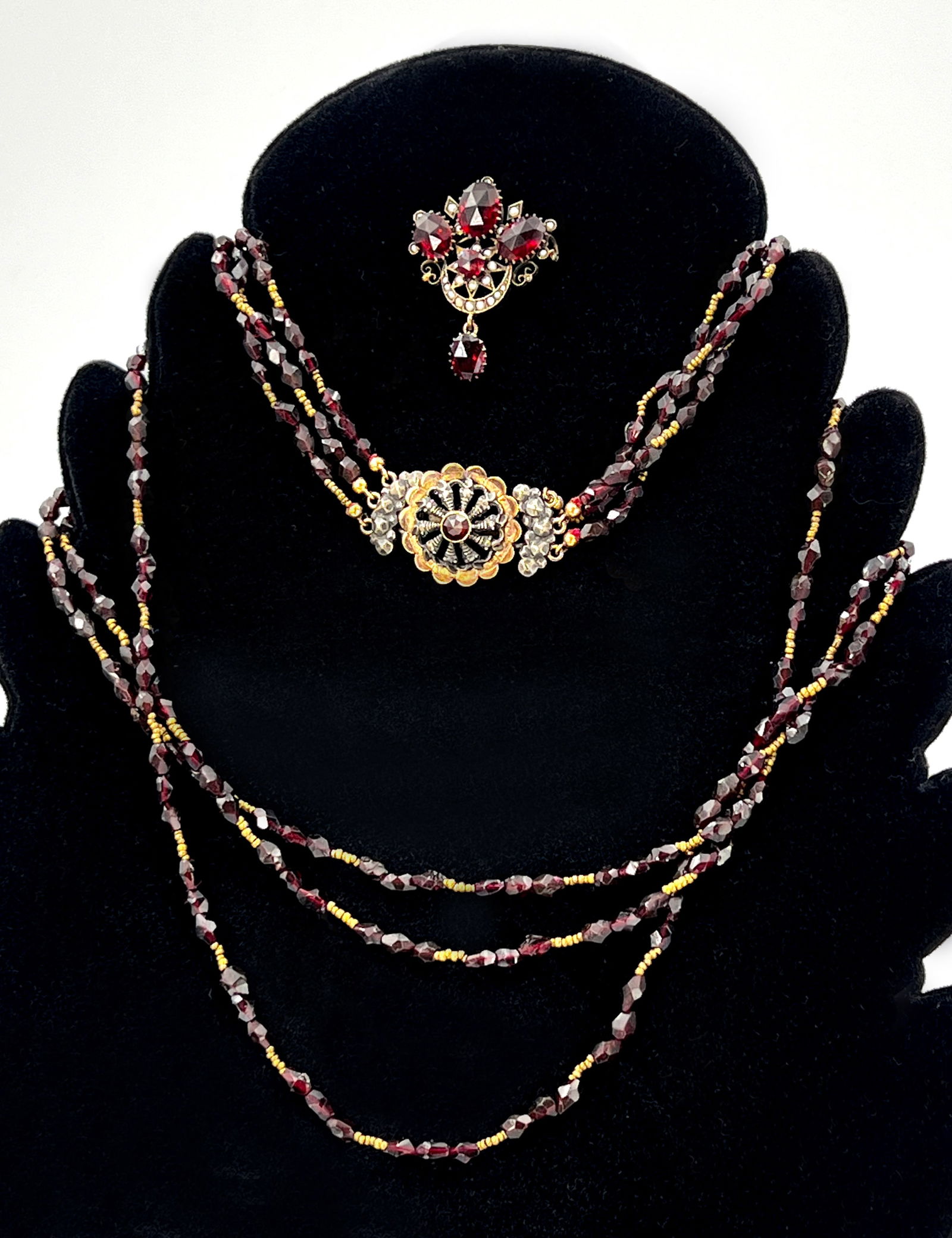 Garnet jewellery set: necklace and brooch. 333, 585 rose gold and 835 silver. (1 of 11)