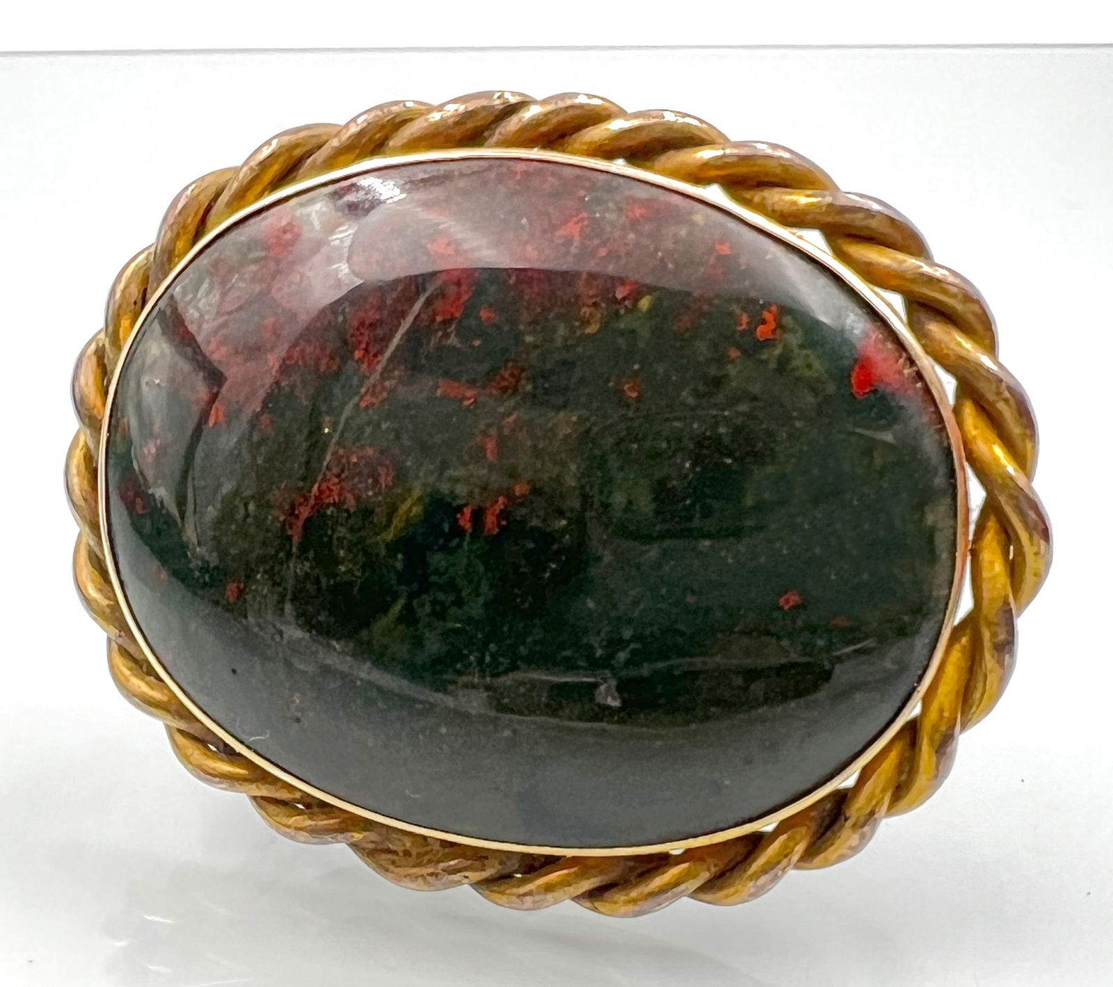 Brooch. 585 yellow gold with a large heliotrope cabochon. (1 of 7)