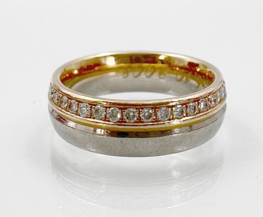 Two-tone ladies' ring. 585 white and rose gold with small diamonds. (1 of 7)