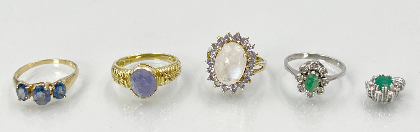 Set of 4 ladies' rings and 1 pendant. 585 yellow and white gold with coloured stones. (1 of 10)