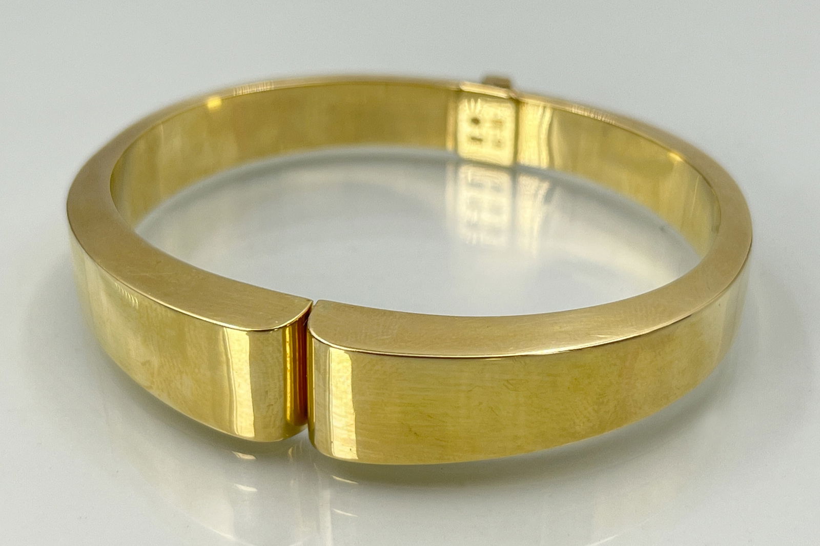 Bangle. 585 yellow gold. (1 of 4)