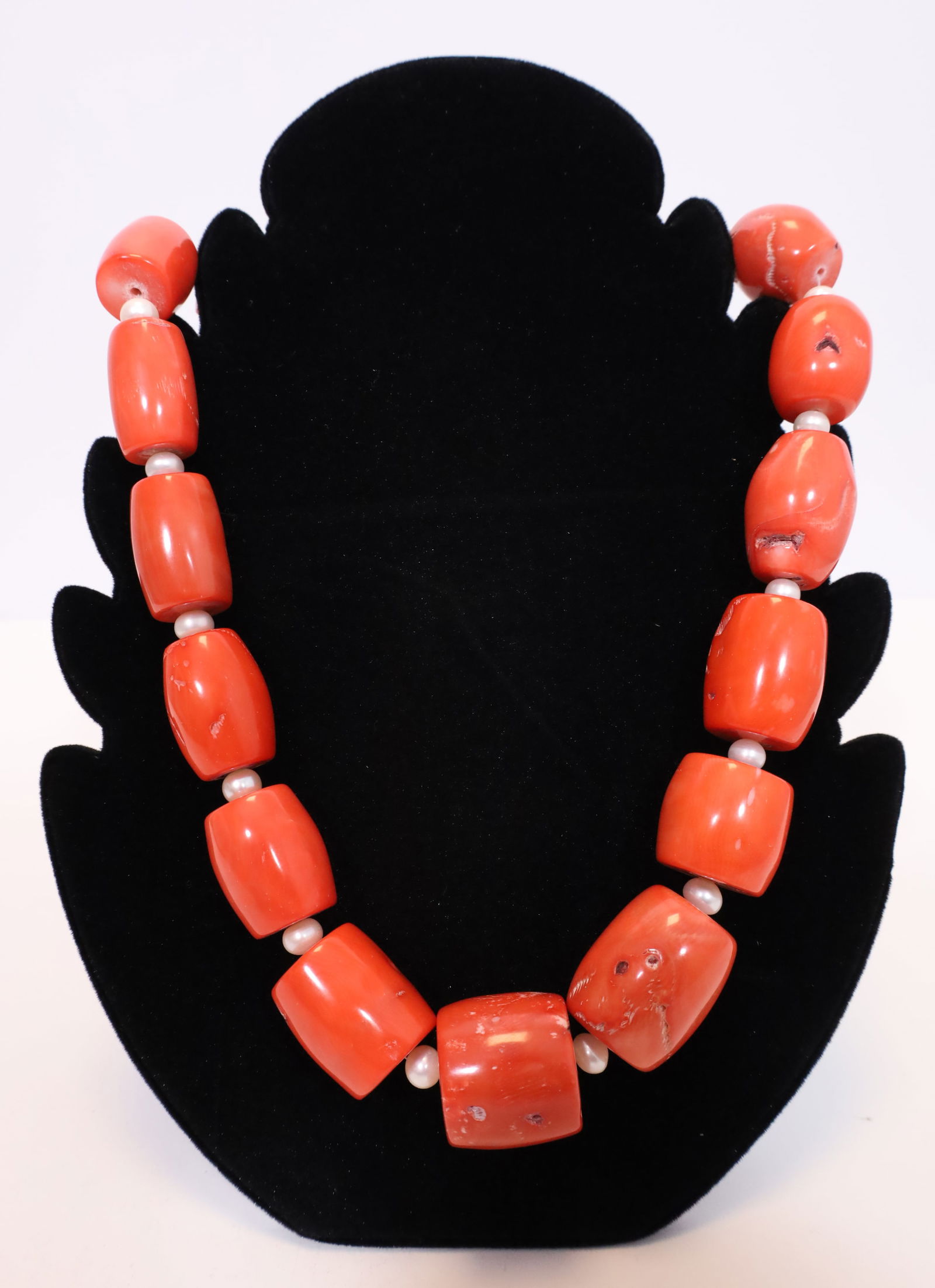 Large coral necklace with cultured pearls. (1 of 5)