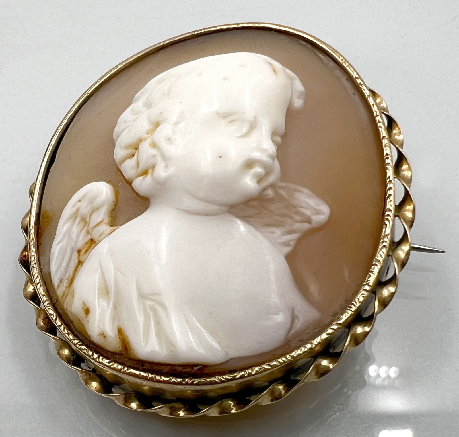 Brooch with shell cameo. 585 yellow gold. Italy. First half of the 20th century. (1 of 5)