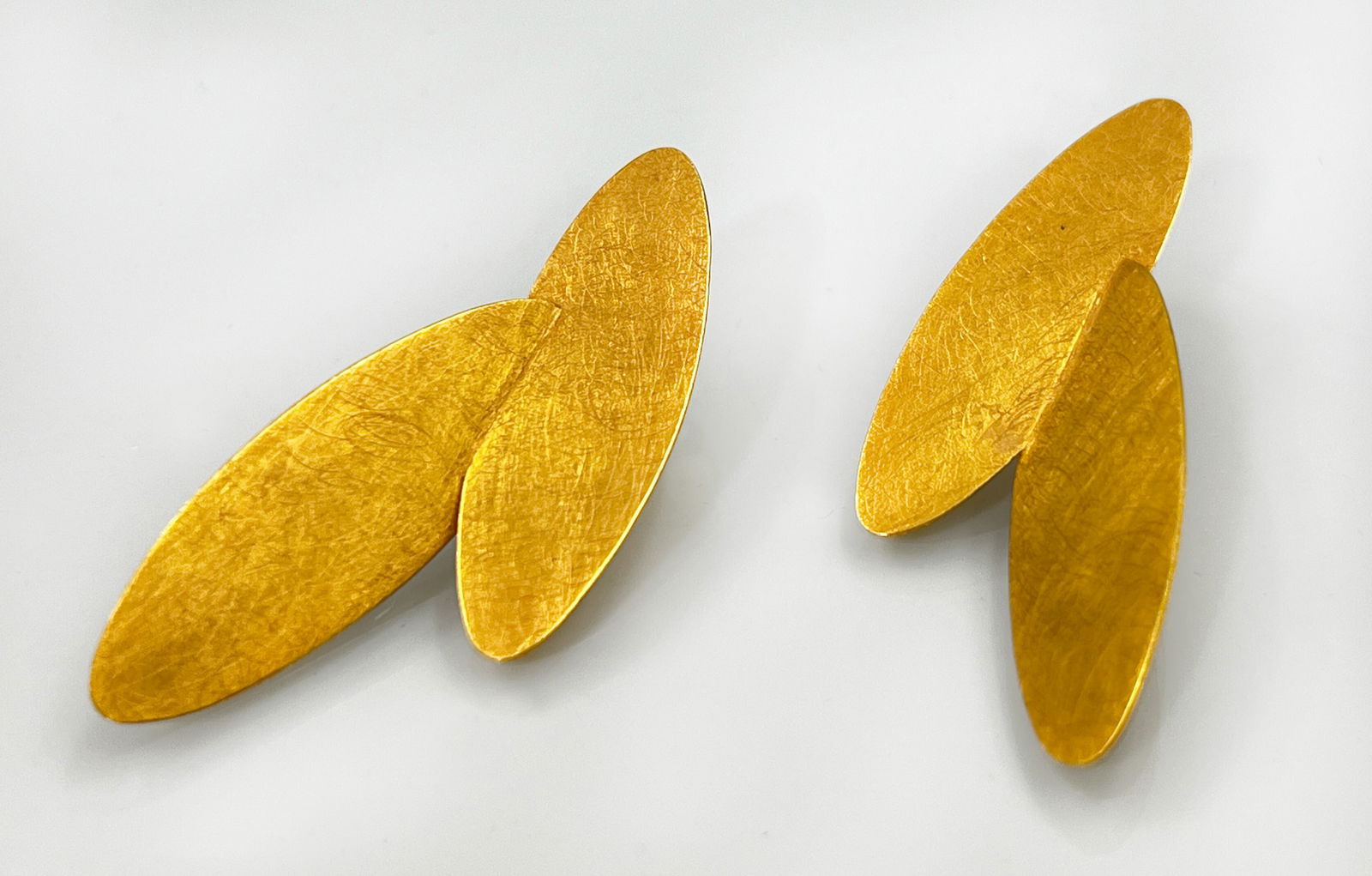 Modern earrings made from 750 yellow gold. (1 of 5)