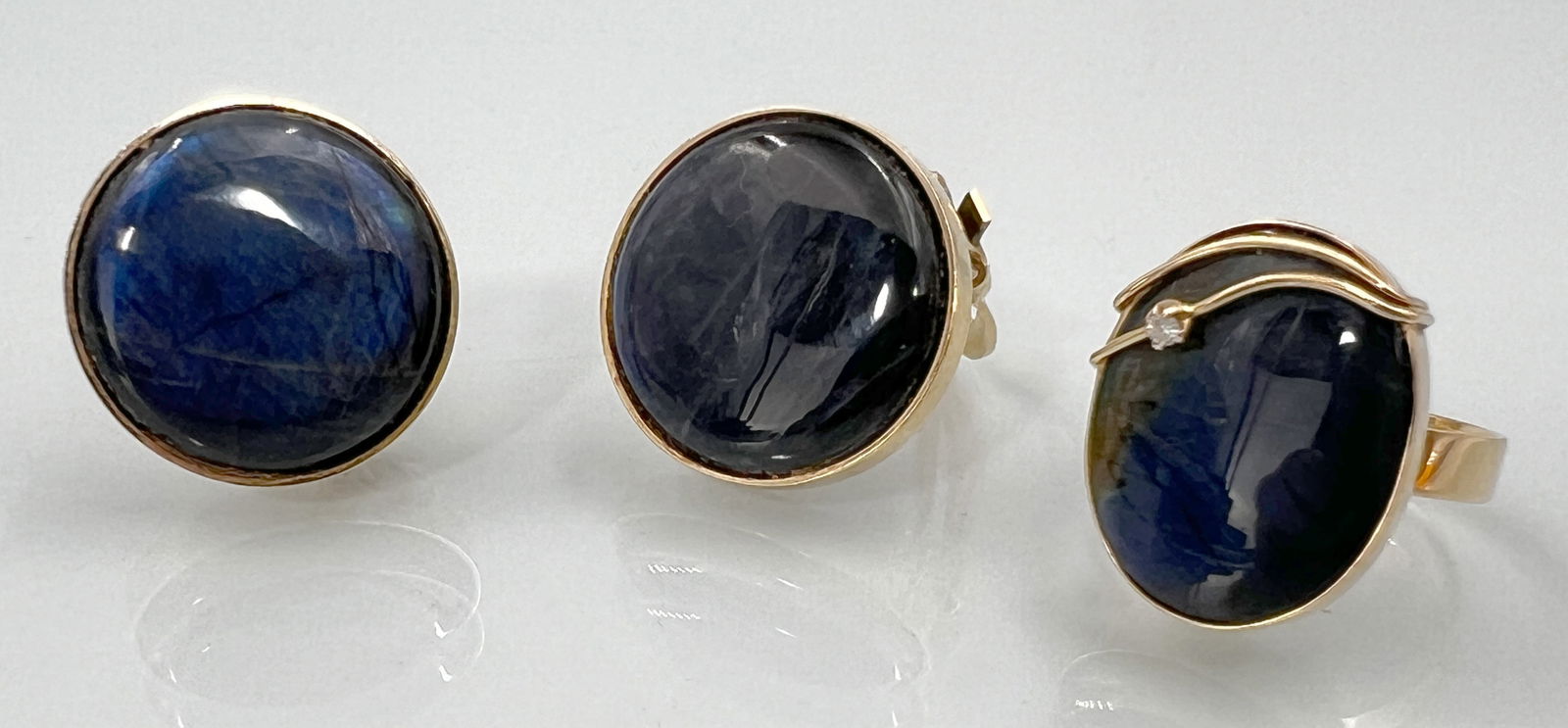 Jewellery set: One ring and two ear clips. 585 yellow gold with blue coloured stones and diamond. (1 of 10)