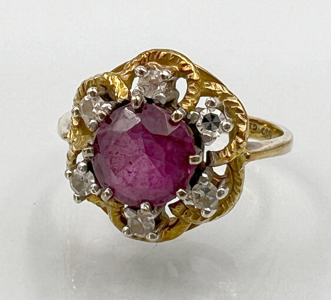 RENTMEISTER. Cocktail ring. 585 yellow gold and white gold with diamonds and a ruby.: Total weight approx. 4.3 grams. Ring size: 50 - 51. Narrow ring band with purple centre stone. Flanked by 6 small diamonds totalling approx. 0.12 ct. Set in white gold prong setting. Hallmarked: finen