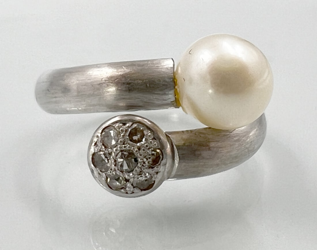 Women's ring. 750 white gold with diamonds and pearls. (1 of 6)