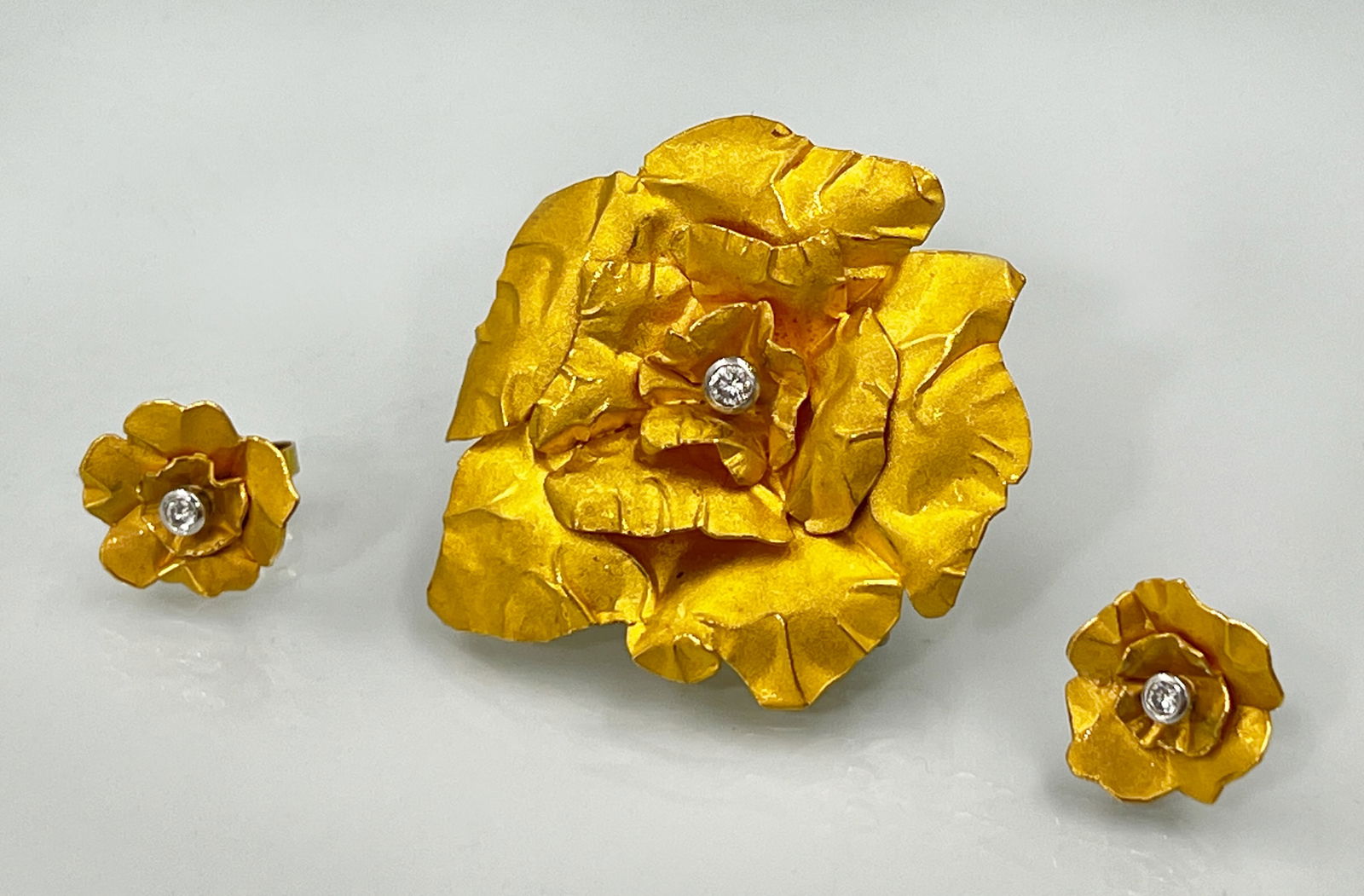 RENTMEISTER. Brooch with matching stud earrings. 950 yellow gold with diamond setting. (1 of 11)