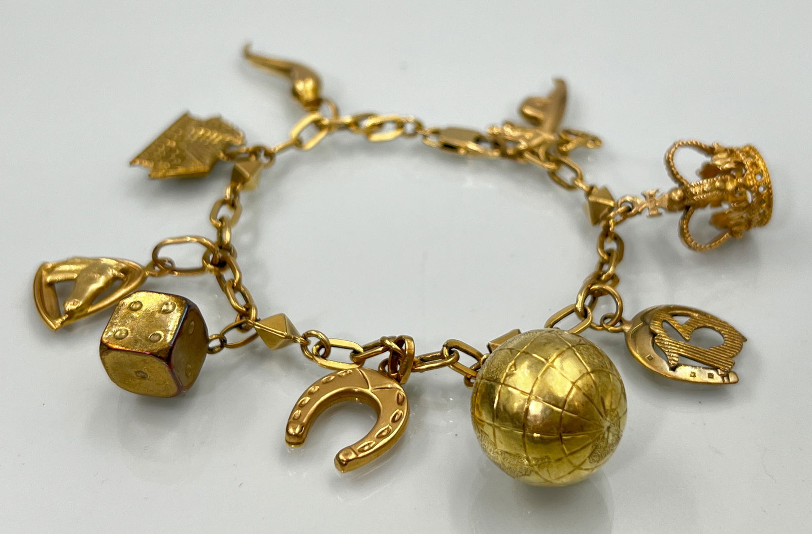 Charm bracelet. Yellow gold. Various alloys. (1 of 11)