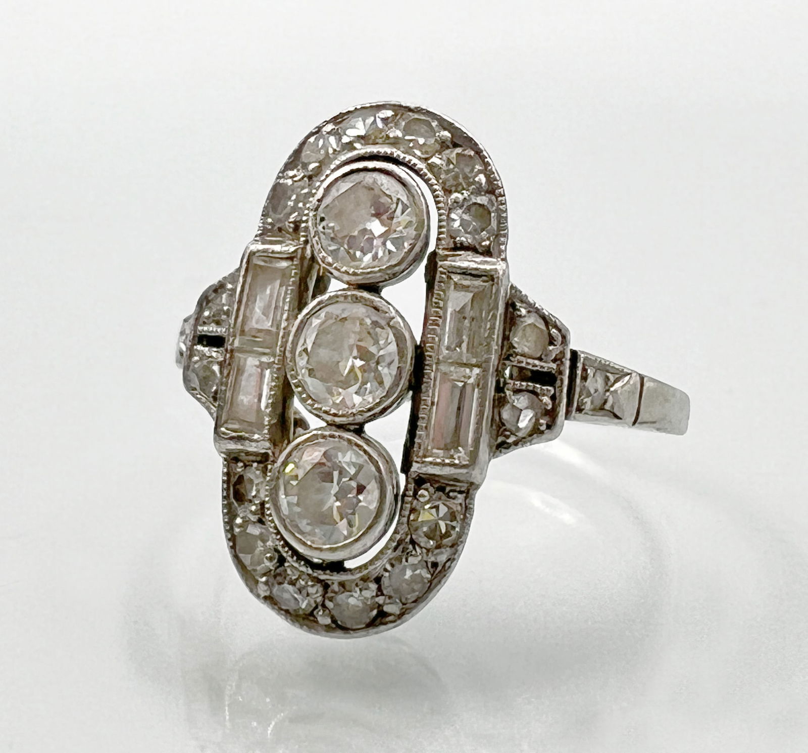 Art Deco ladies' ring. 585 white gold with diamond setting. (1 of 10)