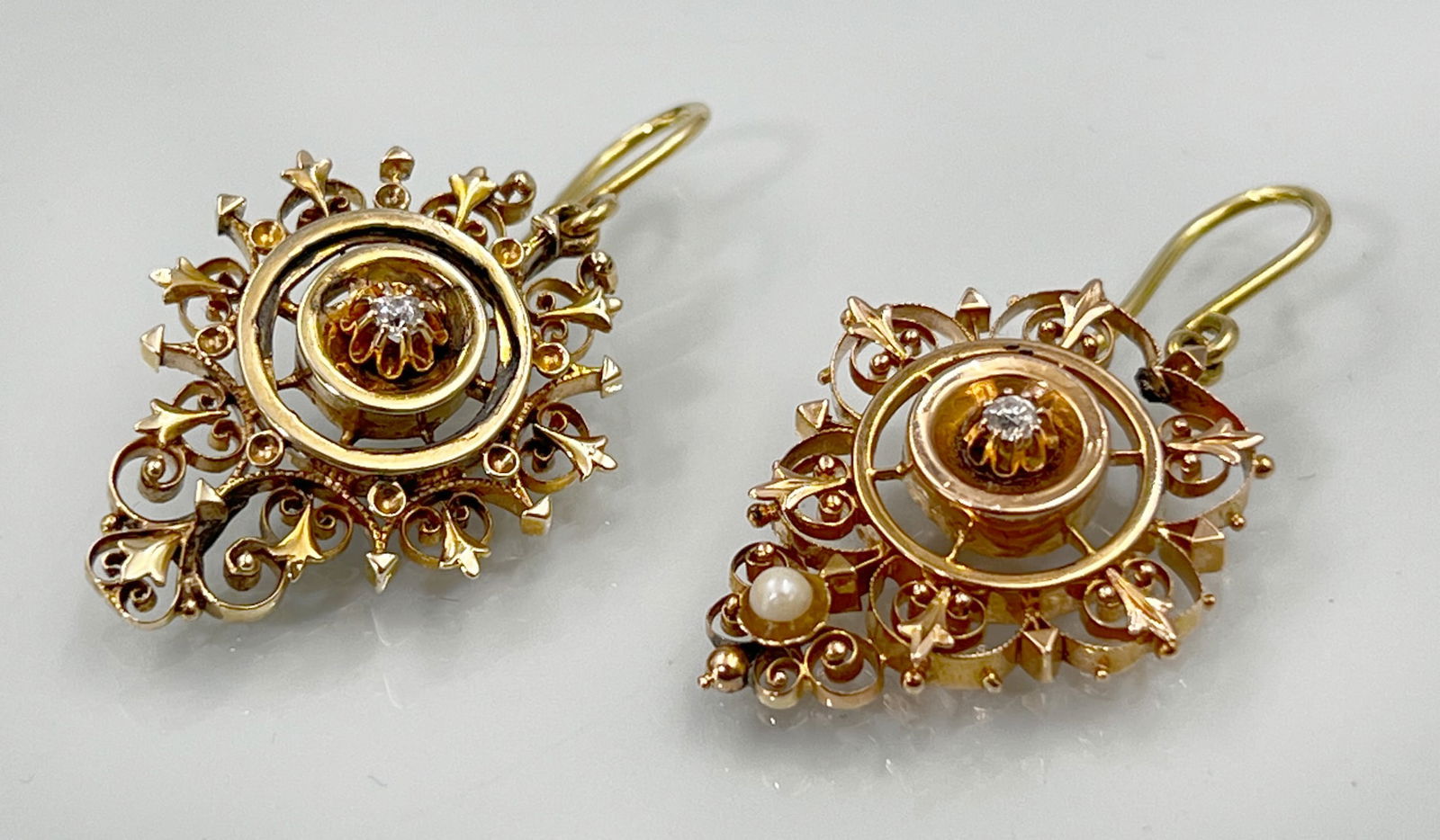 Pair of earrings. 585 yellow gold and rose gold with diamond setting.: Total weight approx. 6.9 grams. Delicate drop earrings set with diamonds and some pearls. Diamonds totalling approx. 0.06 ct. High colour and clarity. Eyelets probably added later. Condition as shown