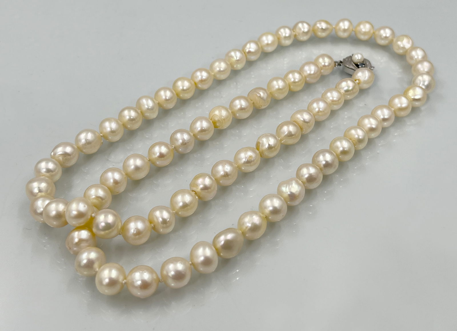 Pearl necklace with 585 white gold clasp. (1 of 6)