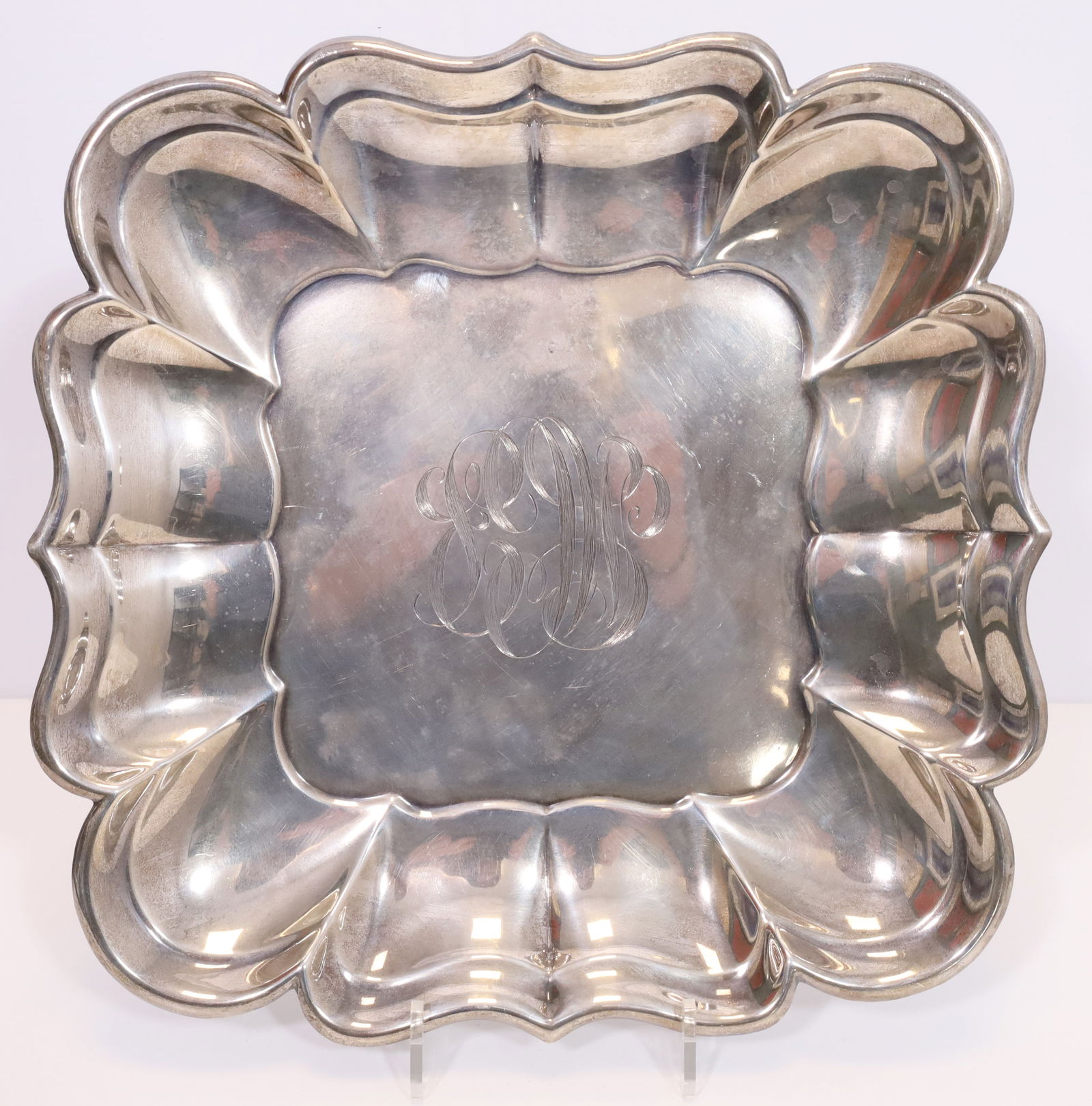 Tray. 925 silver.: Approx. 1,040 grams. Approx. 35.5 cm x 35.5 cm. Flag wavy. Monogram (illegible) in the mirror. Hallmarked: eagle / R / rampant lion / sterling / 958 S / swan. Condition as shown in photos.