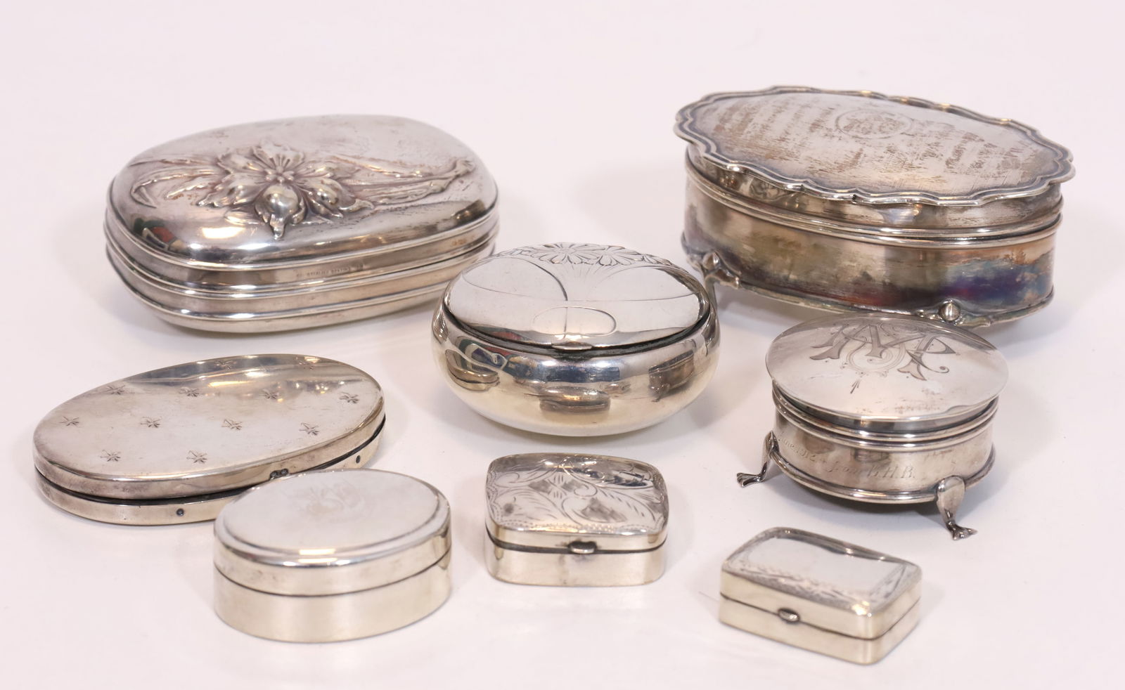 Set of 8 silver boxes. Various designs and alloys. (1 of 20)