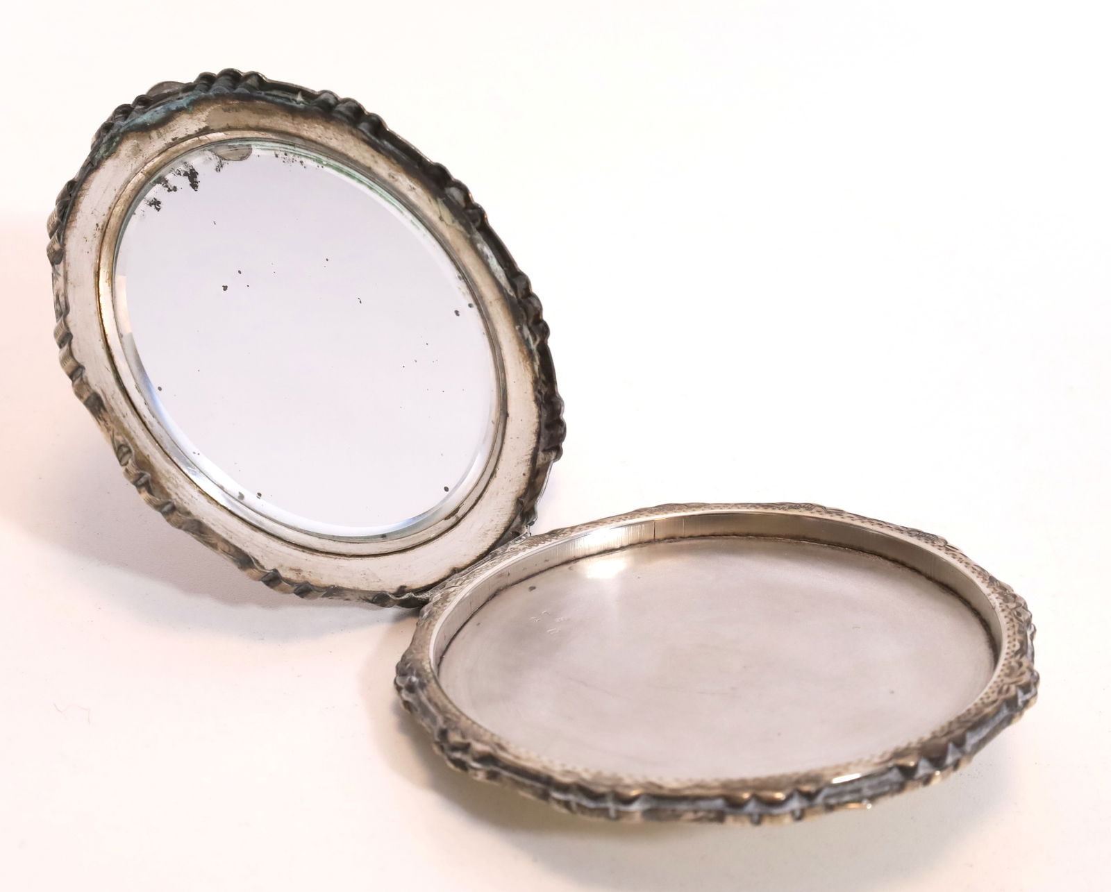 Powder compact. 900 silver. (1 of 10)