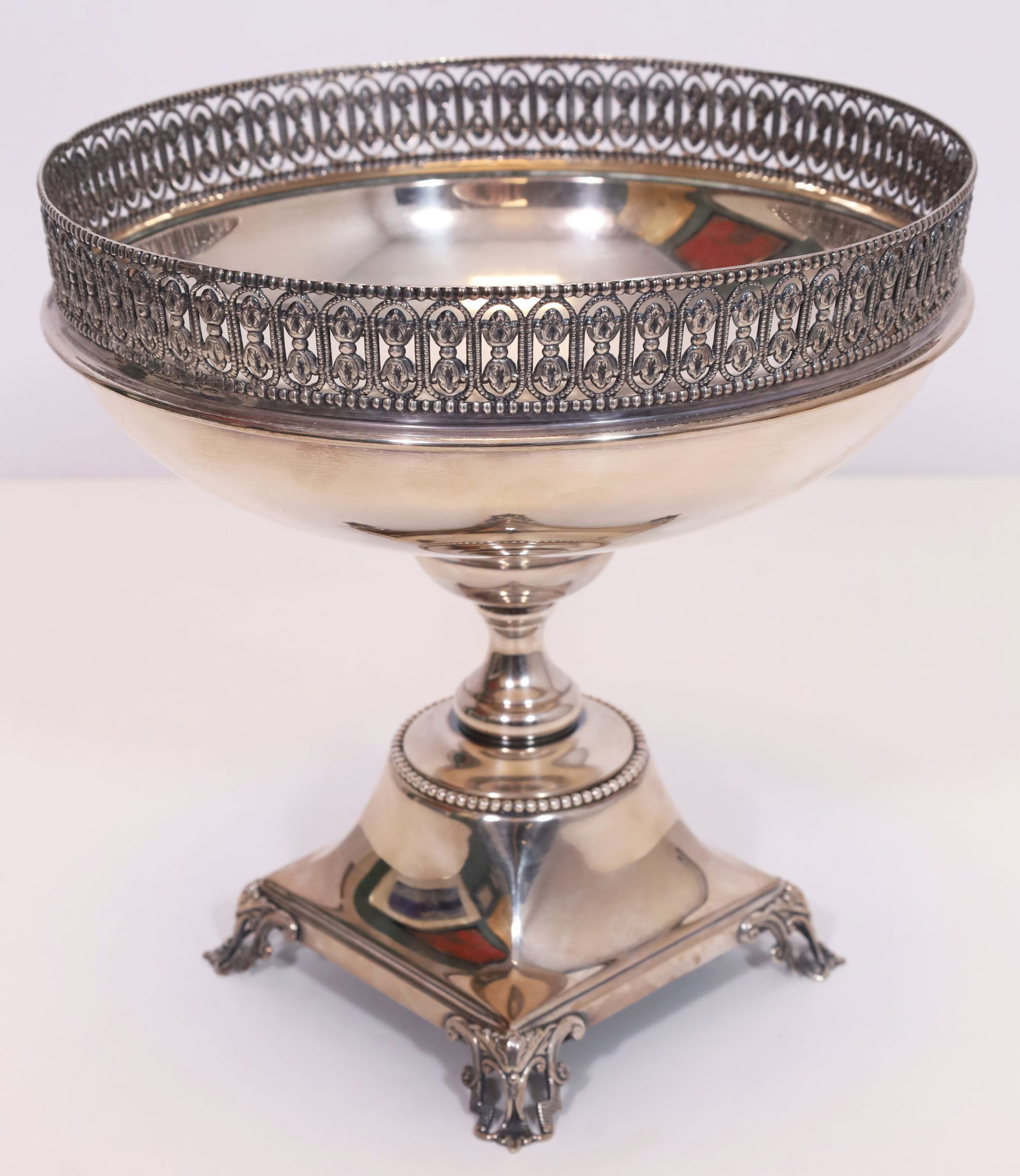 Elegant centrepiece. Metal, silver-plated. (1 of 9)