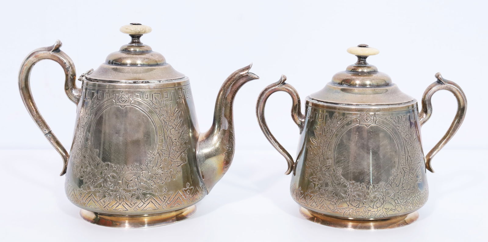 Cream jug and sugar bowl. 875 silver. 84 zolotnik. Russia. Circa 1900.: Total weight approx. 609 grams. Consisting of: 1 jug and 1 sugar bowl. Chiselled floral and geometric ornamentation. Hallmarked: 84 / horseman facing left. Silver tested. Condition see photos.