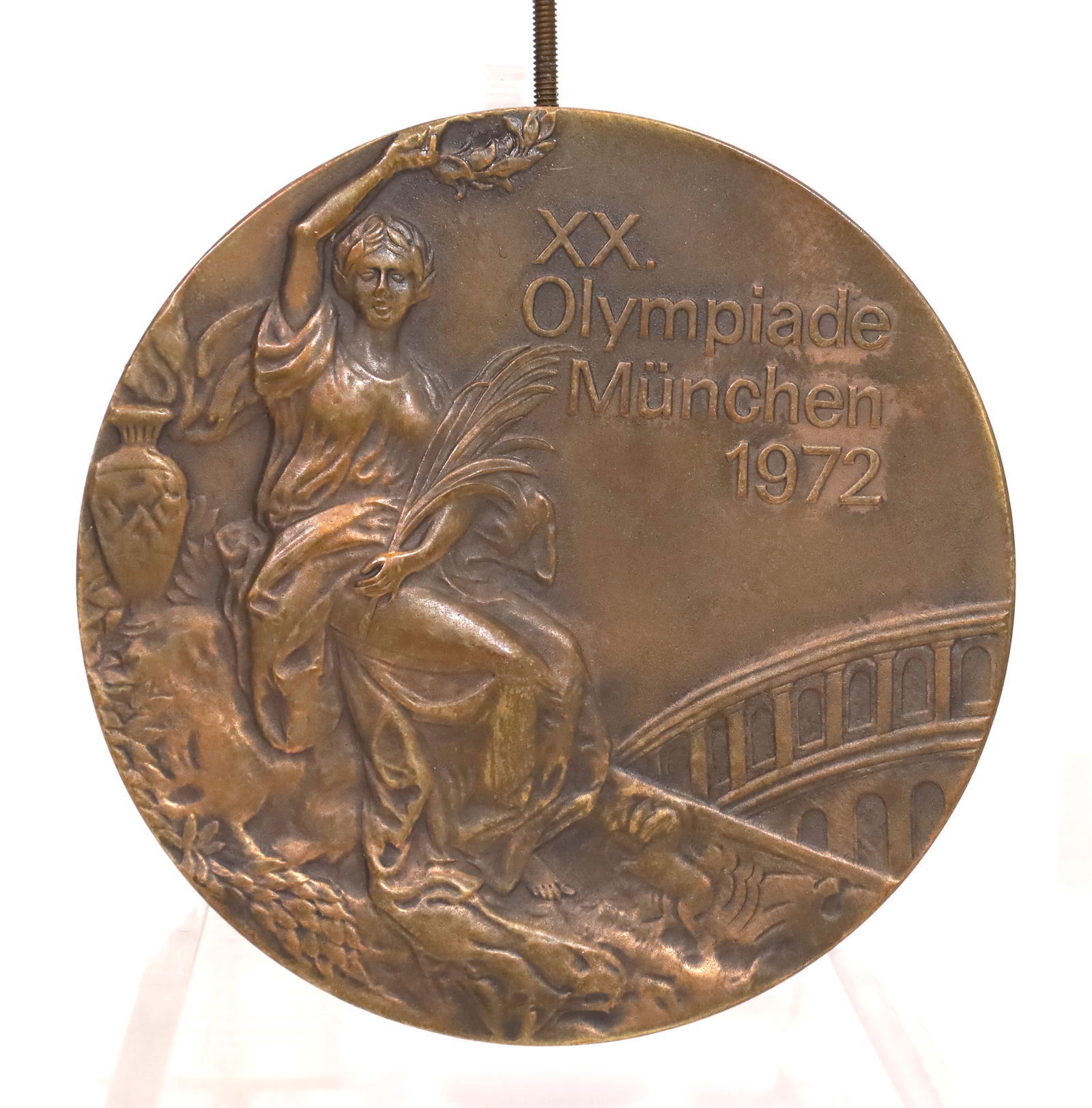 Bronze medal at the 1972 Munich Olympics.: Approx. 6.6 cm in diameter. Total weight approx. 130 grams. Bronze medal from the 1972 Olympic Games in Munich. On the front is Victoria, the goddess of victory. On the reverse side are the twin