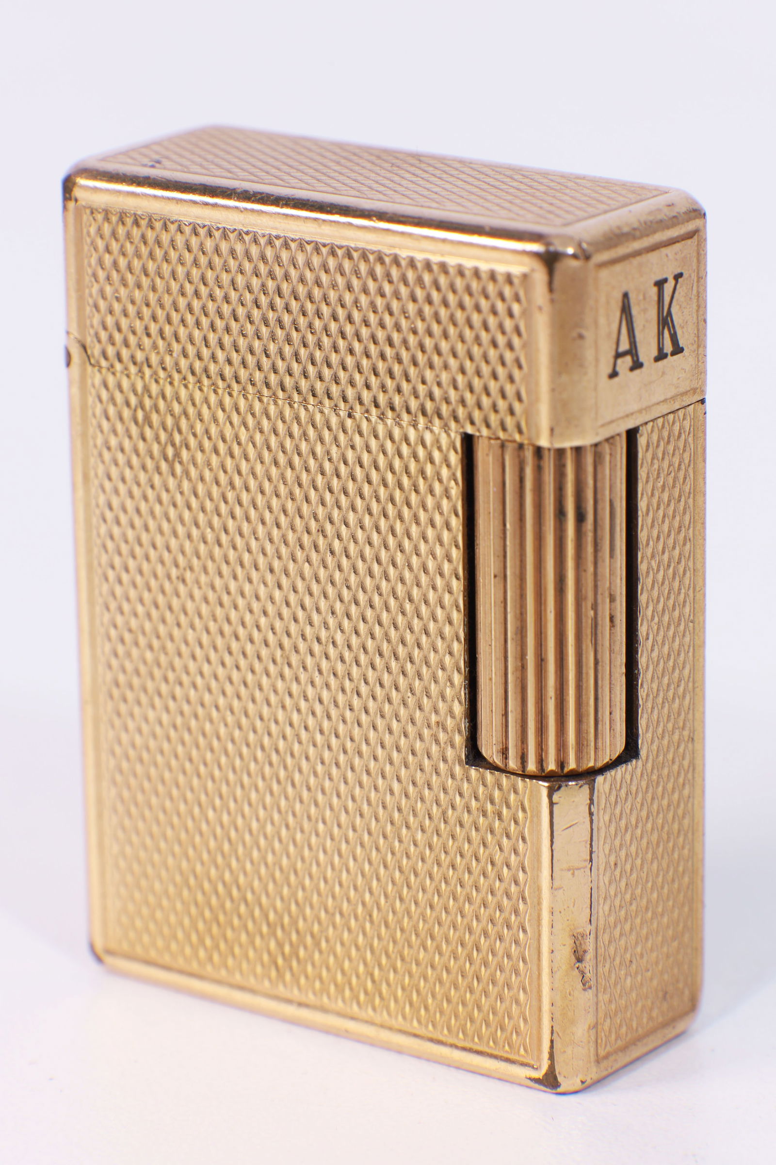 DUPONT lighter.: Approx. 48 mm x 35 mm. Gold-plated metal. With initials ‘AK’. Number ‘AE4125’. In working order. Signs of wear. Condition as shown in photos.