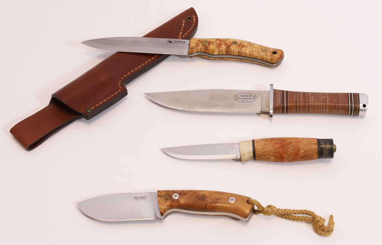 Set of 4 hunting knives. Various designs and manufacturers.: From approx. 20 cm to approx. 27.5 cm total length. Manufacturers: Fällkniven, Casström, Helle and Lionsteel. Handle scales made of wood and leather. Various types of steel. Some with