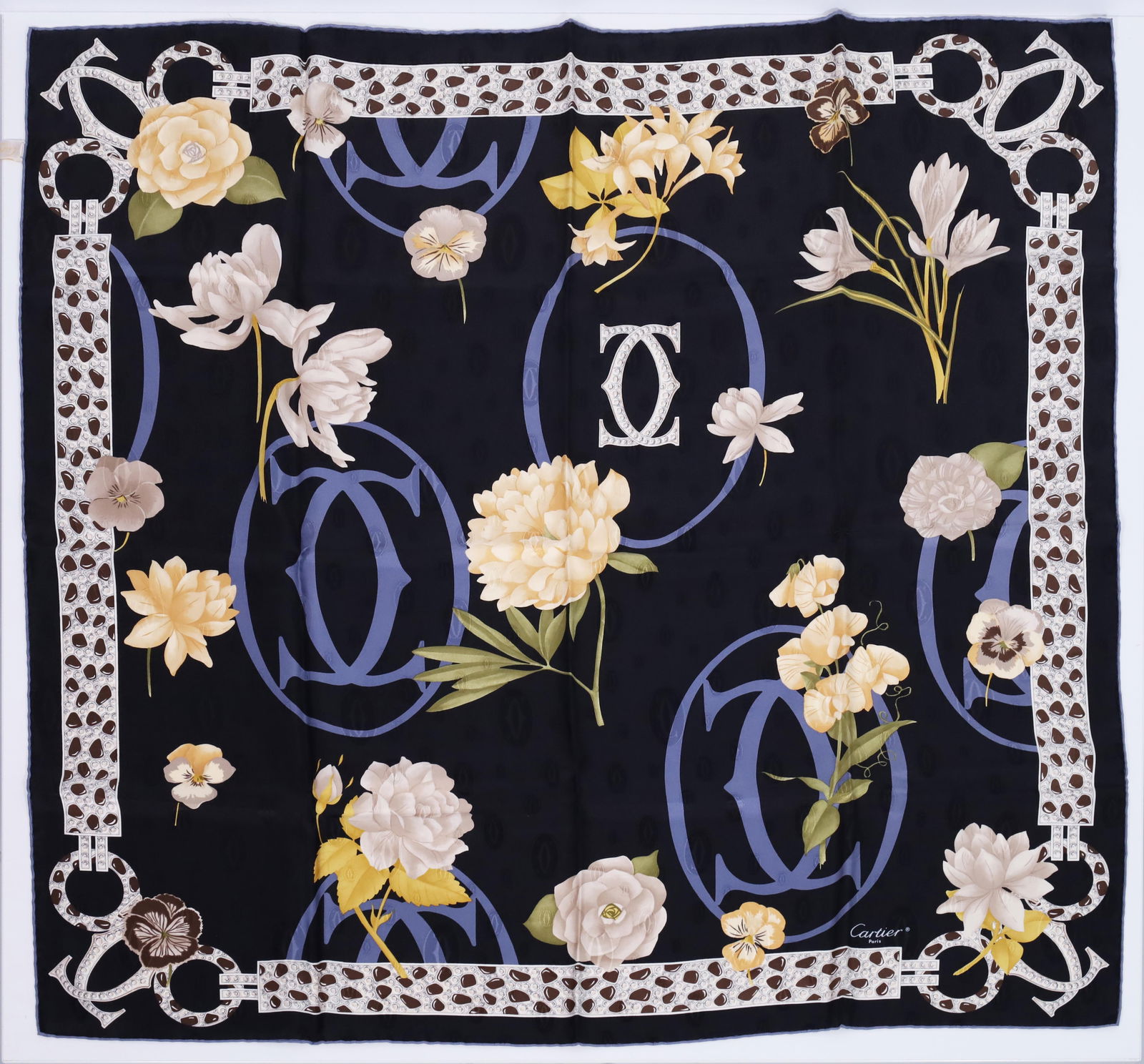 CARTIER silk scarf.: Approx. 86 cm x 86 cm. Silk scarf with camellia pattern on a dark blue background. With Cartier lettering. In original box. Good condition considering its age. See photos. Category: Vintage / Fashion