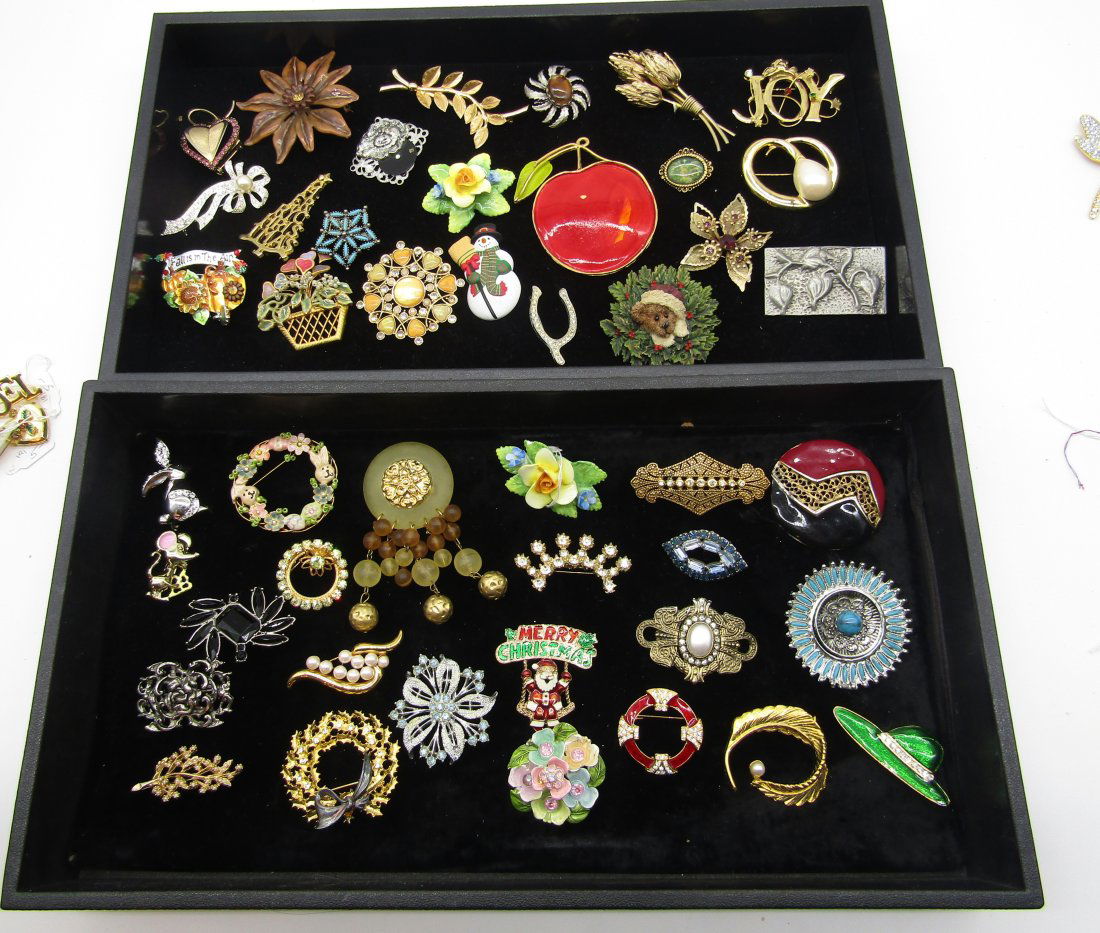 collection of vintage costume pins, brooches 45 pieces (1 of 3)