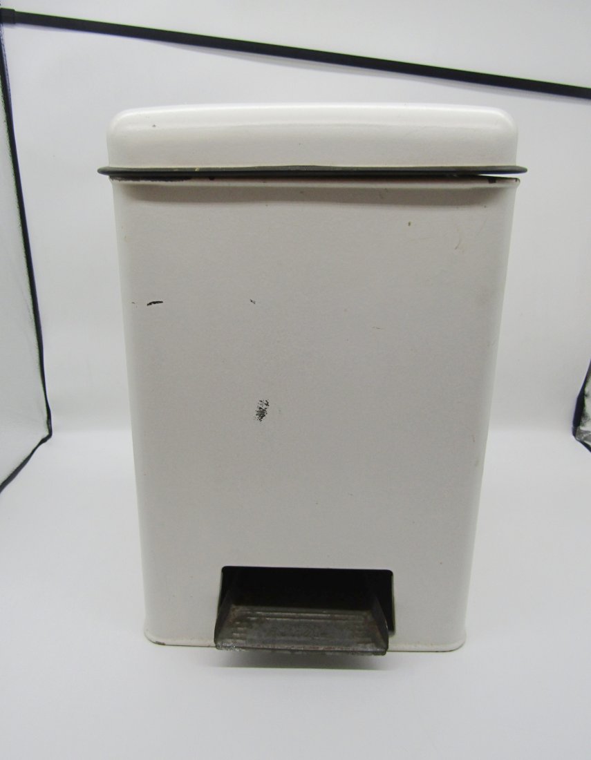 MCM Kitchen garbage can by Lincoln Beatyware: MCM White metal garbage can with liner by Lincoln Beatyware. measures 18" high. foot press to lift lid.