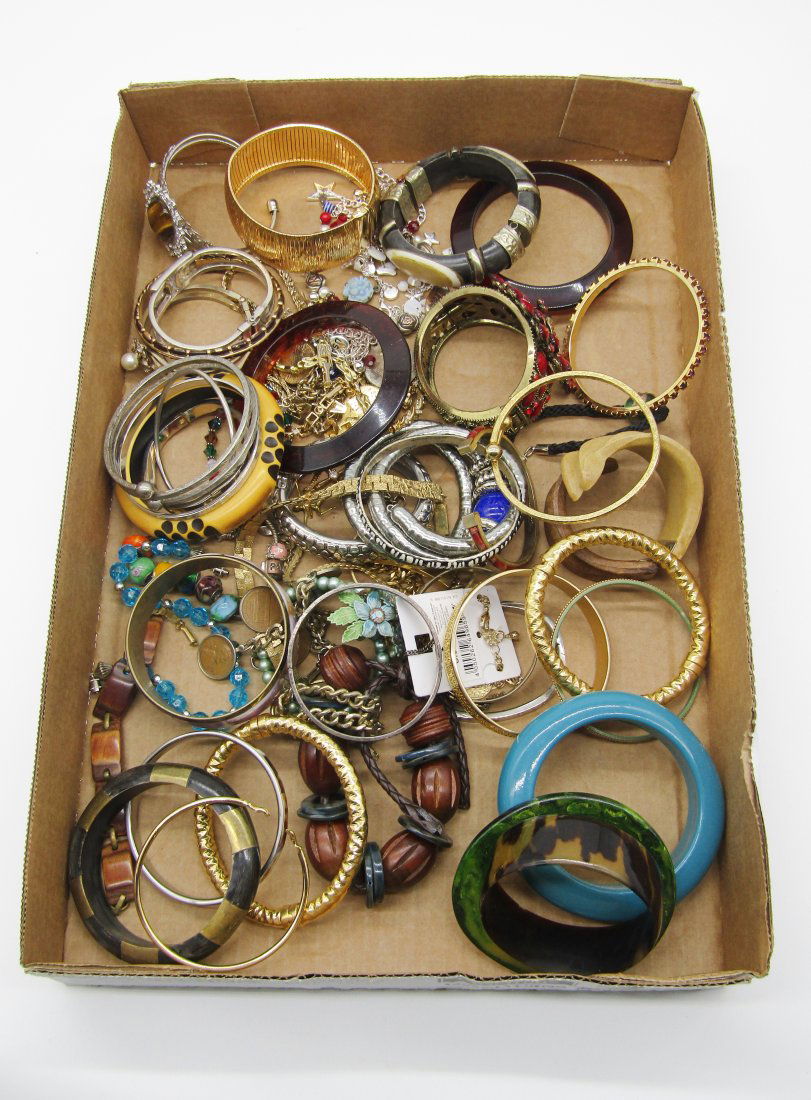 box lot of vintage and Fashion costume bangle bracelets (1 of 3)