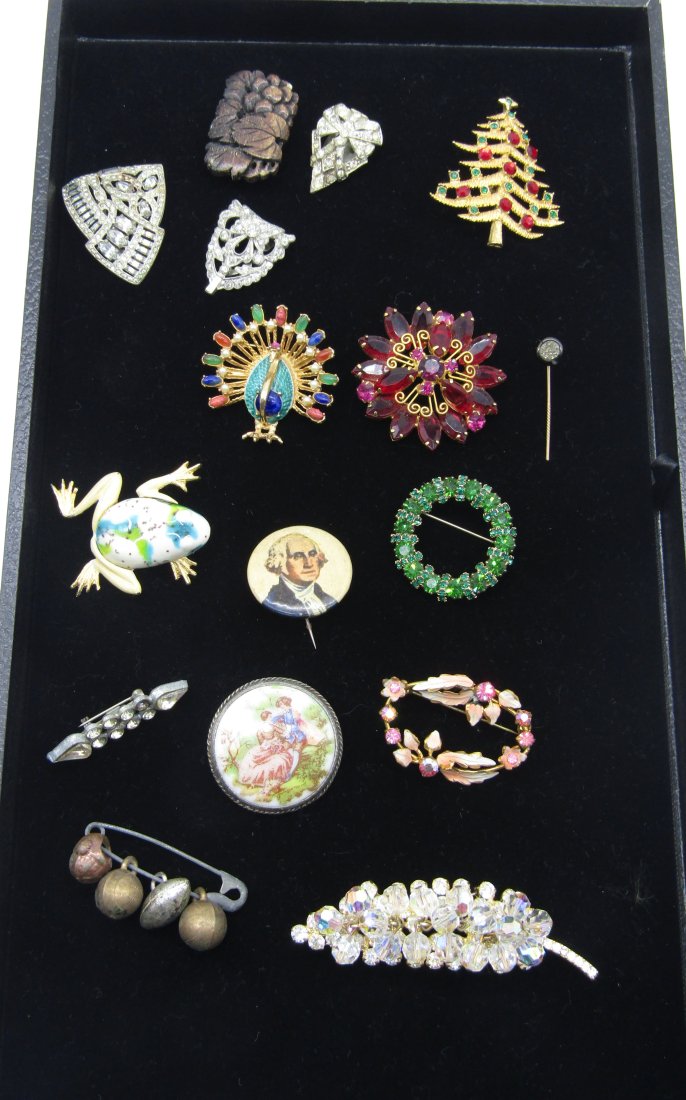 tray lot of vintage costume pins (1 of 3)