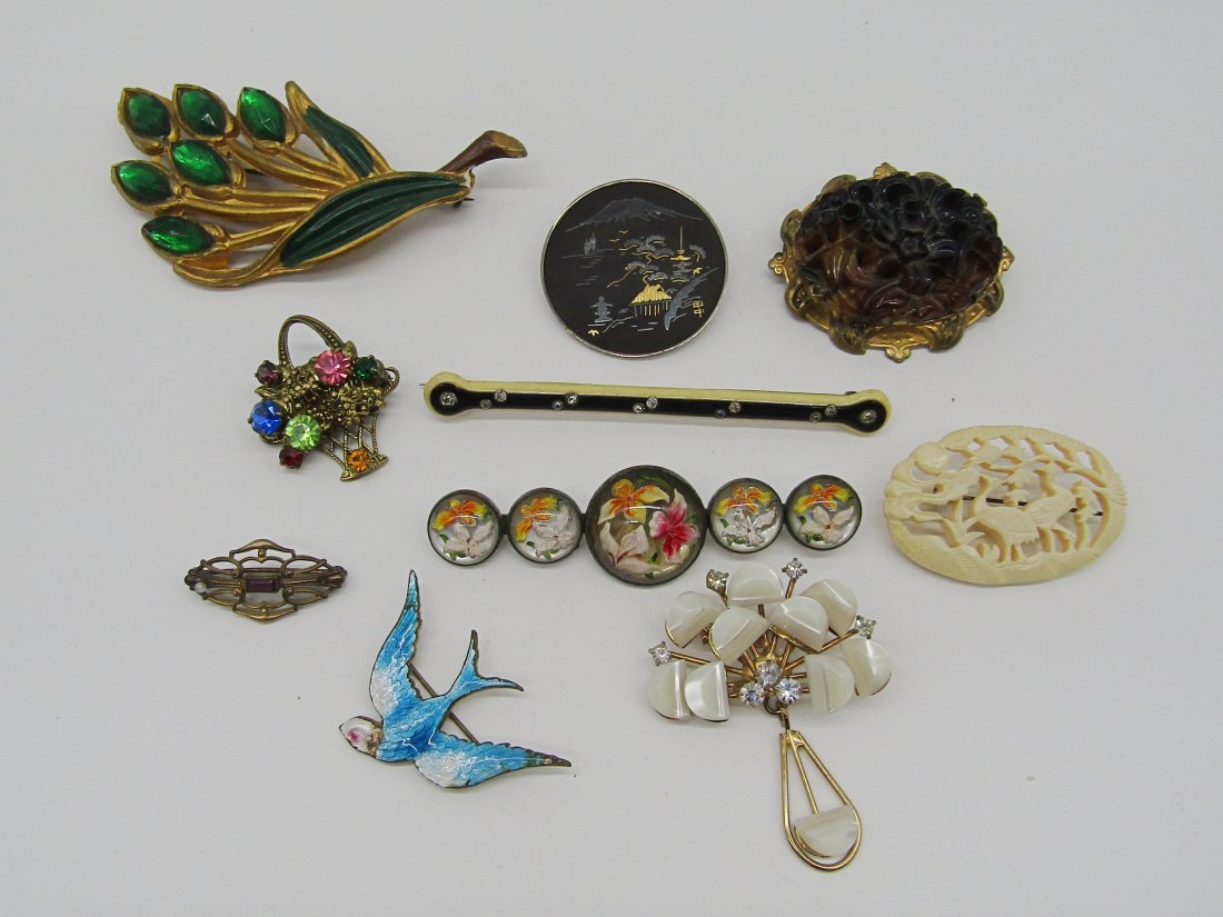 grouping of vintage and antique jewelry: nice grouping of vintage and antique costume jewelry.