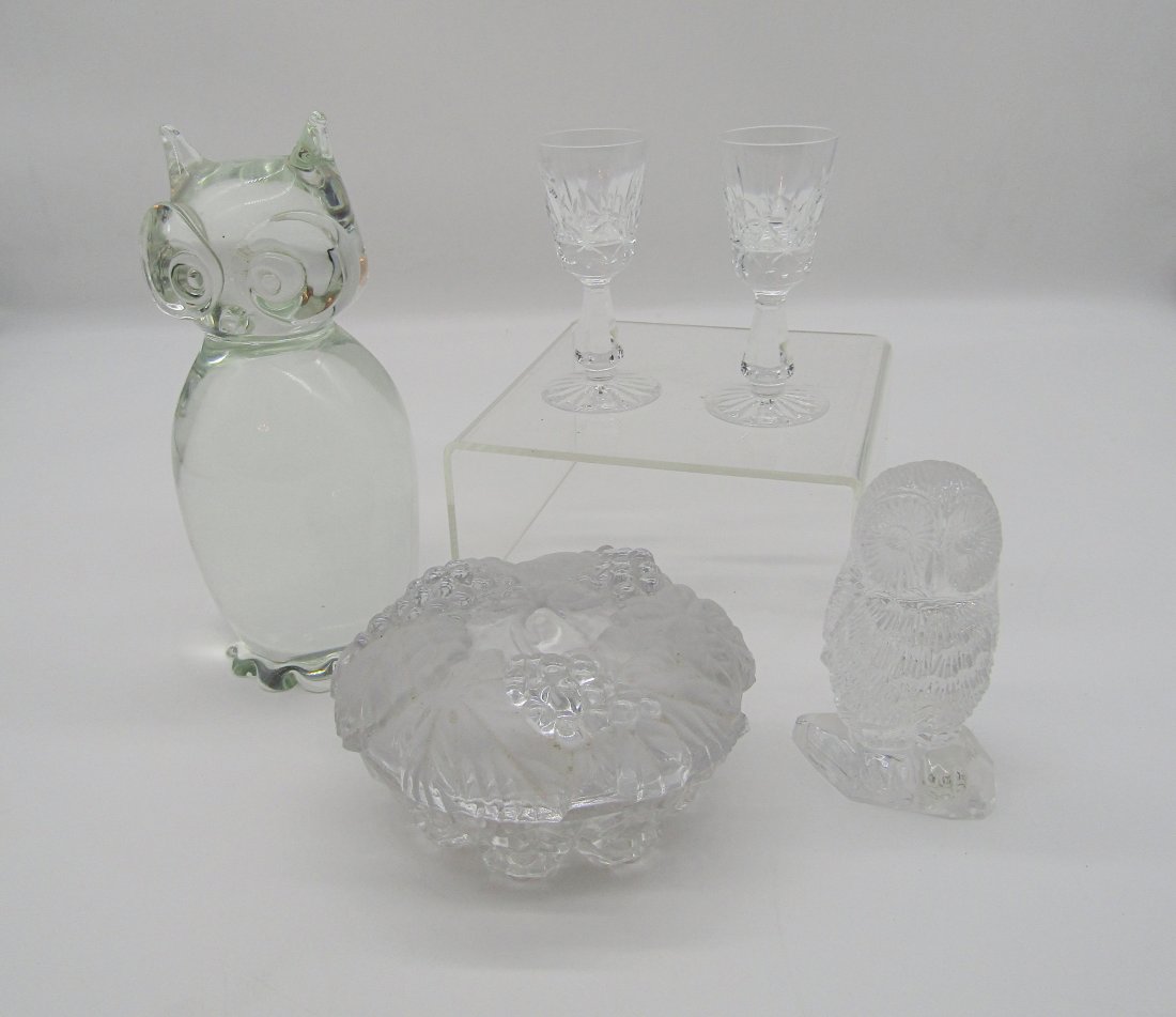 box lot of glassware Waterford, Zanetti Owl: box lot to include 8" Zanetti owl, Waterford owl, 2 Waterford cordials, covered box.