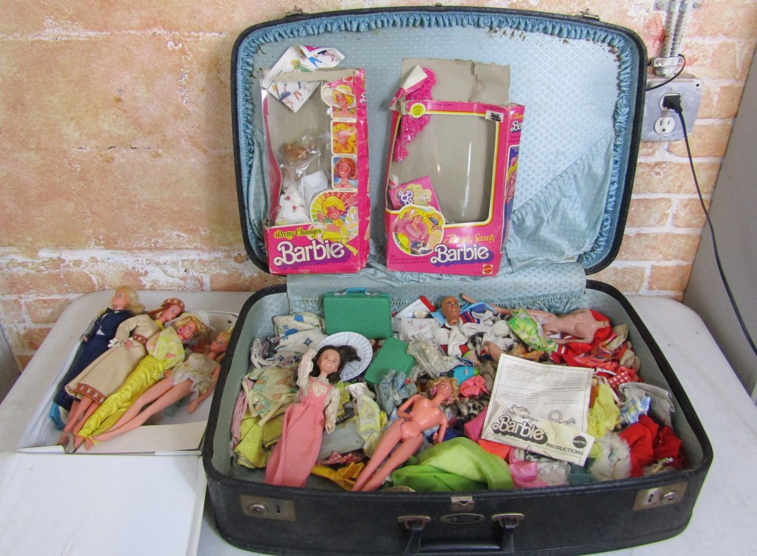 lot of vintage Barbie dolls and clothes: suitcase full of vintage 70's Barbie Dolls, Clothes, accessories.